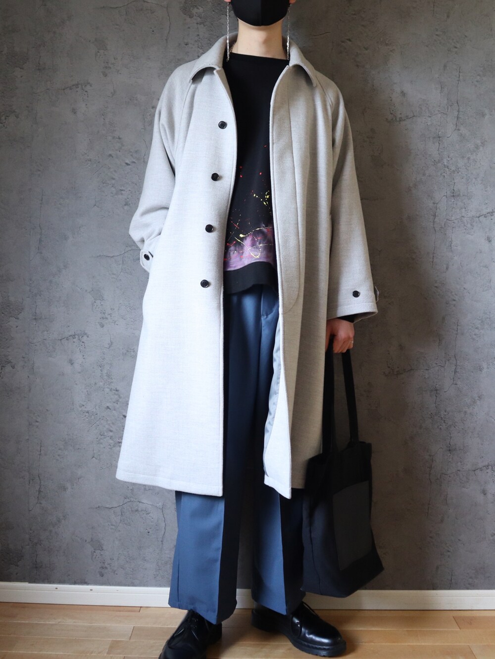 グレー系のその他アウター、ブラック系のスウェット、ブルー系のスラックスを着用したメンズの冬コーディネートの2枚目の写真