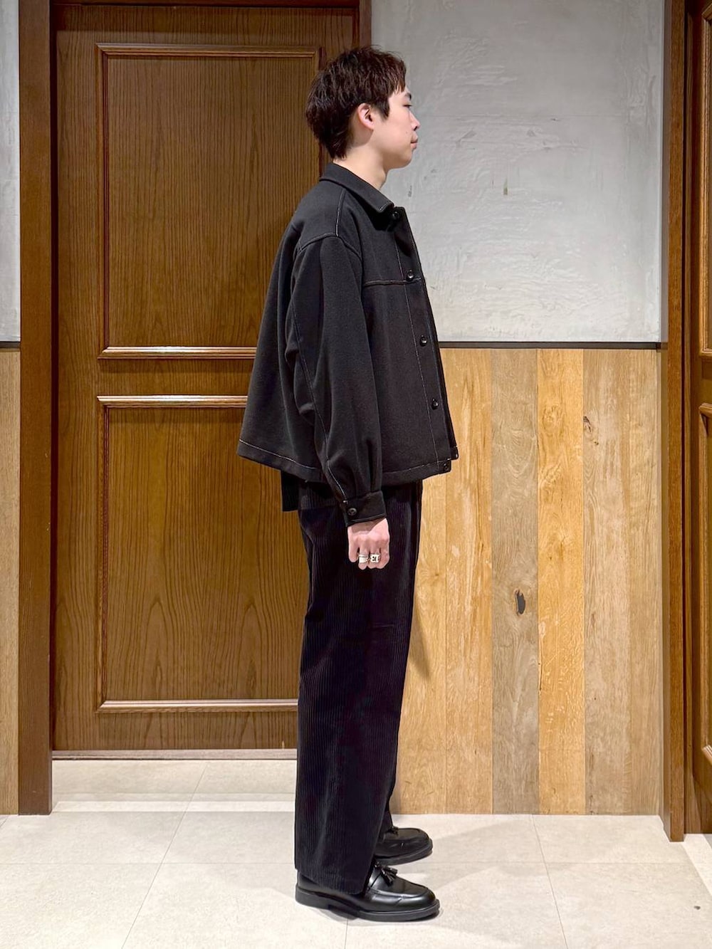 ブラック系のスラックス、ブラック系のブルゾン、ブラック系のカーディガン/ボレロを着用したメンズの秋コーディネートの6枚目の写真