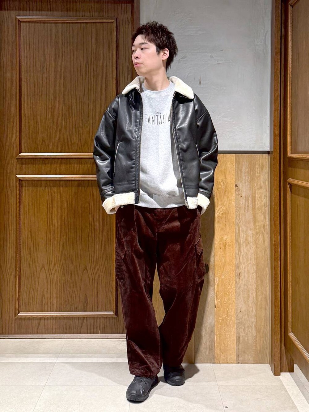 ブラウン系のカーゴパンツ、ブラック系のブルゾン、グレー系のスウェットを着用したメンズの秋コーディネートの4枚目の写真