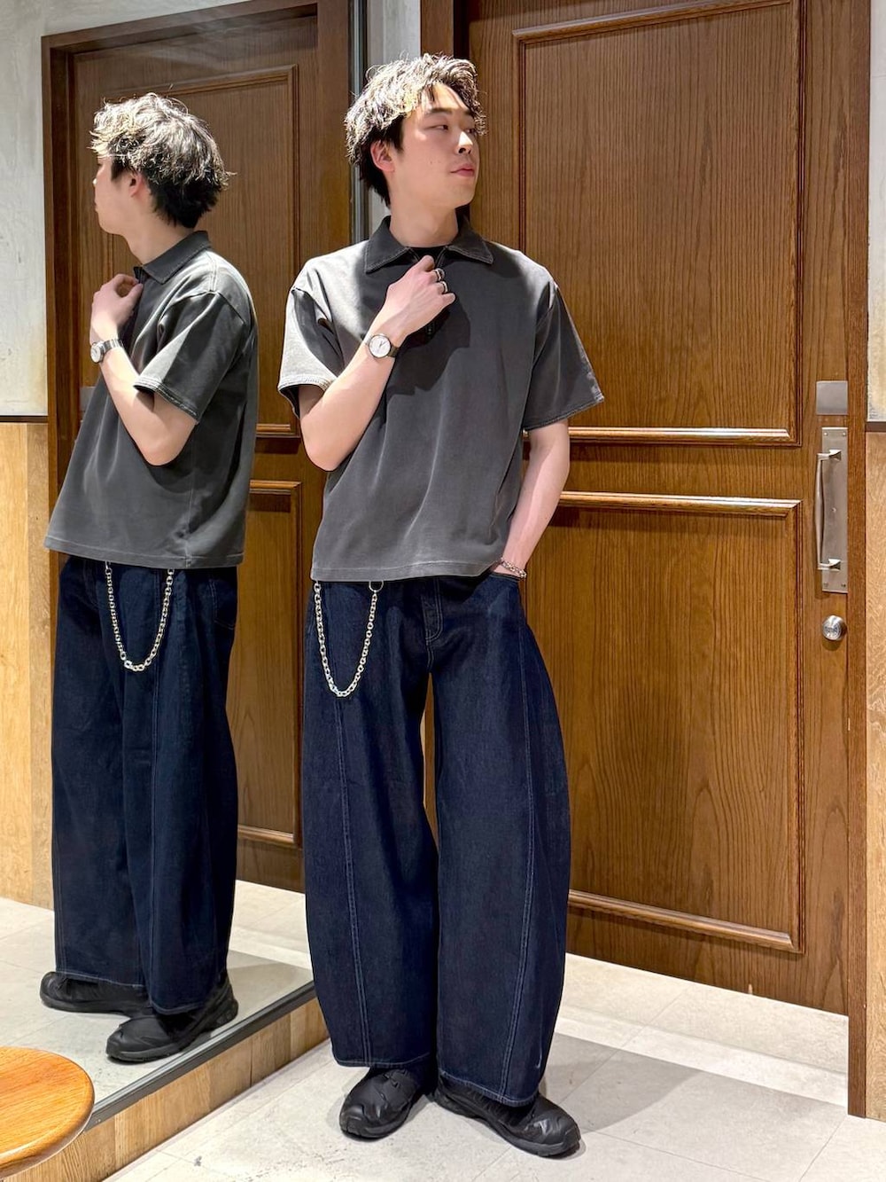 ブルー系のデニムパンツ、その他のTシャツ/カットソー、シルバー系のウォレットチェーンを着用したメンズの春コーディネートの7枚目の写真
