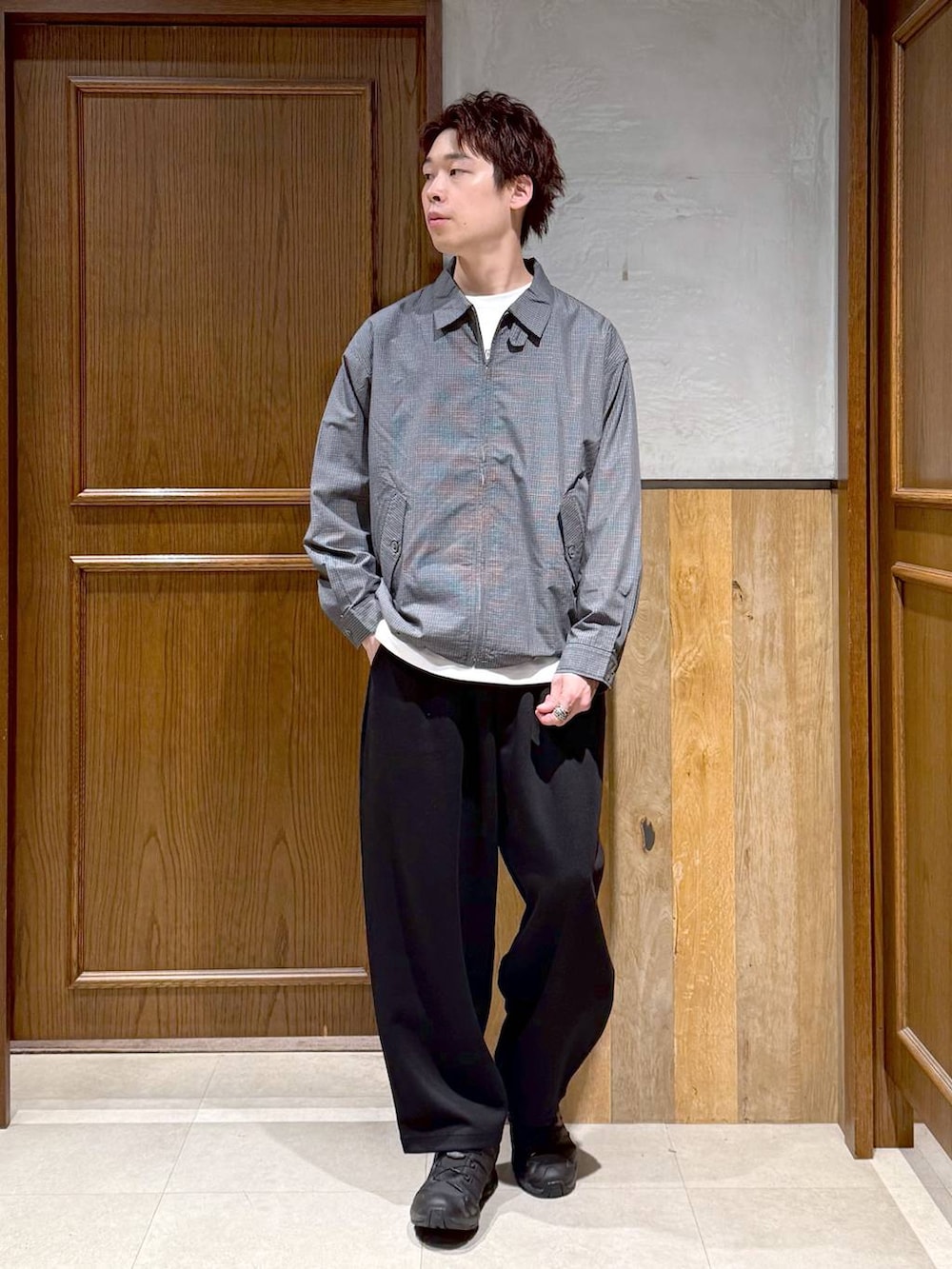 グレー系のシャツ/ブラウス、ホワイト系のTシャツ/カットソー、ブラック系のスウェットパンツを着用したメンズの秋コーディネートの2枚目の写真