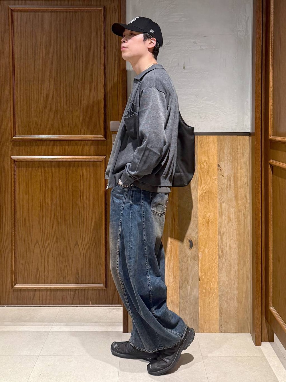 ブラック系のトートバッグ、ブルー系のデニムパンツ、グレー系のTシャツ/カットソーを着用したメンズの春コーディネートの5枚目の写真