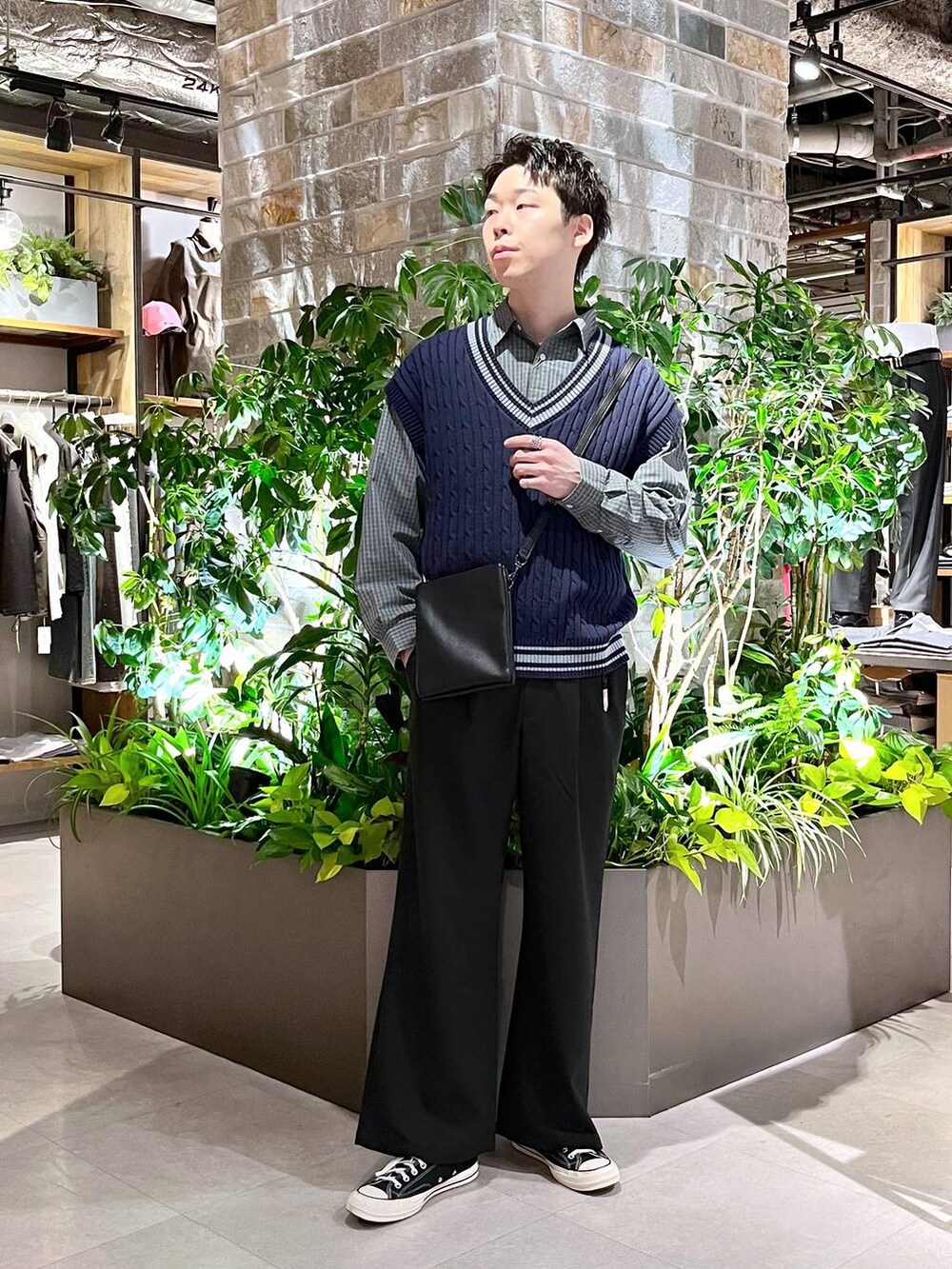 ブラック系のスラックス、ブルー系のシャツ/ブラウス、ブラック系のショルダーバッグを着用したメンズの春コーディネートの2枚目の写真