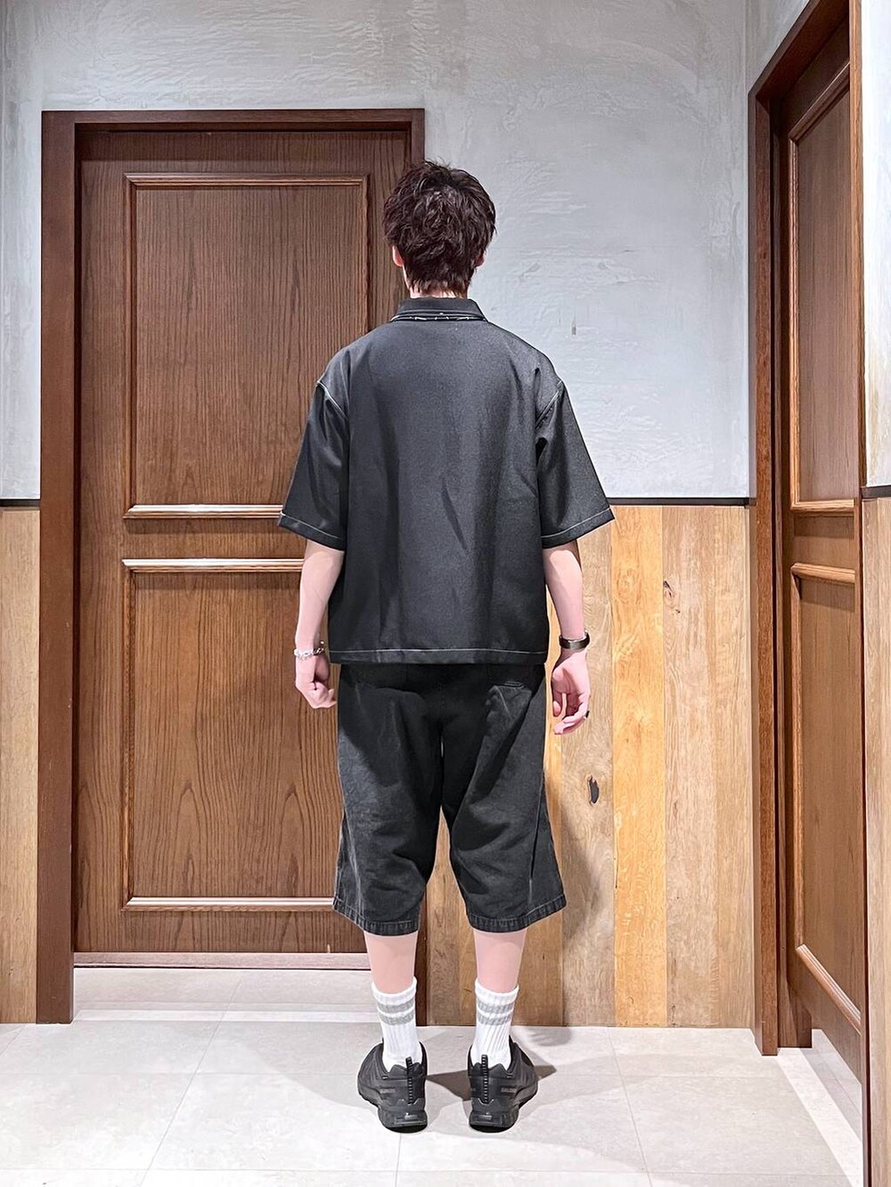 ブラック系のスニーカー、ブラック系のシャツ/ブラウス、ブラック系のその他パンツを着用したメンズの夏コーディネートの4枚目の写真