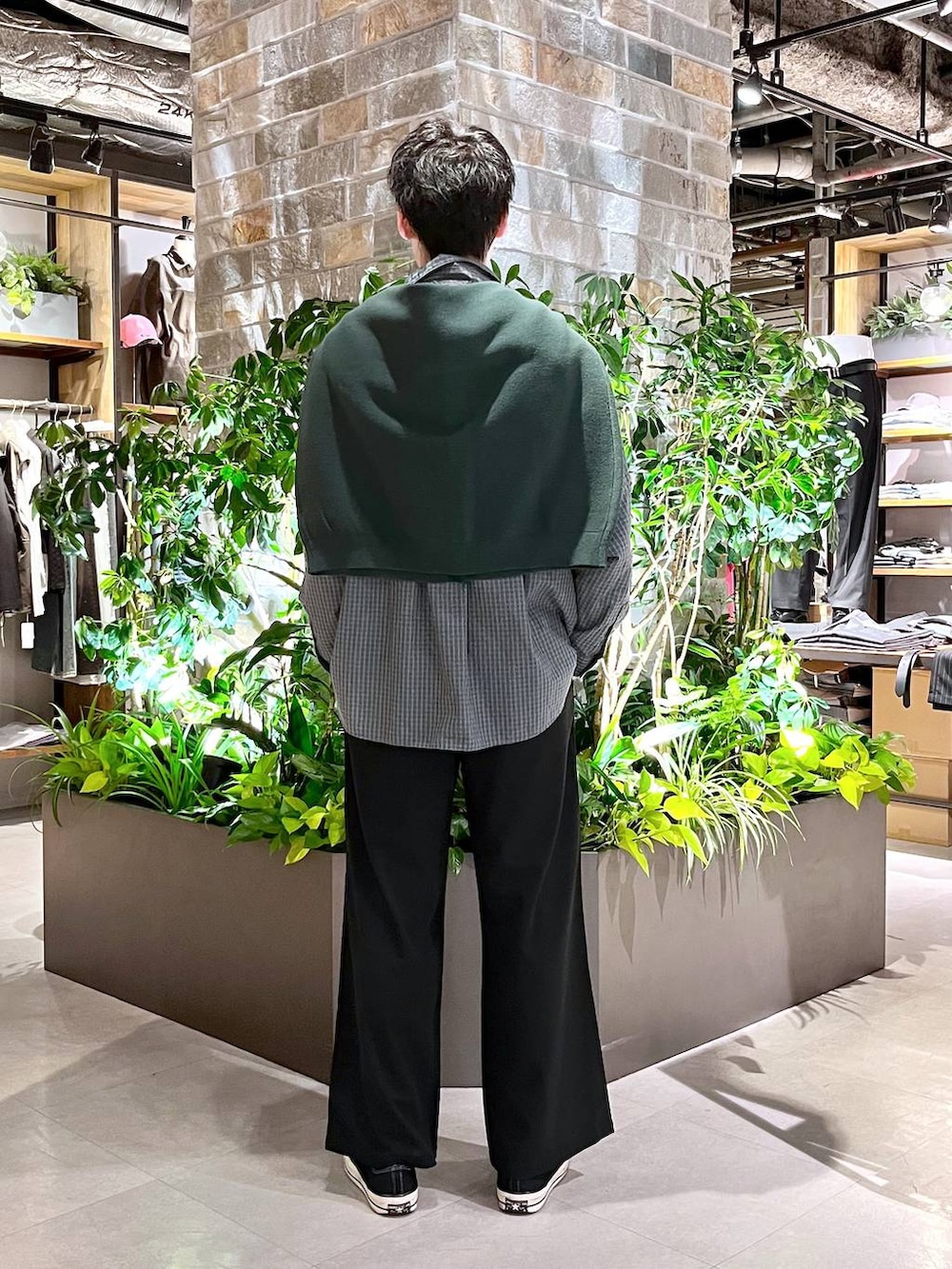 ブラック系のスラックス、ブルー系のシャツ/ブラウス、グリーン系のカーディガン/ボレロを着用したメンズの春コーディネートの5枚目の写真