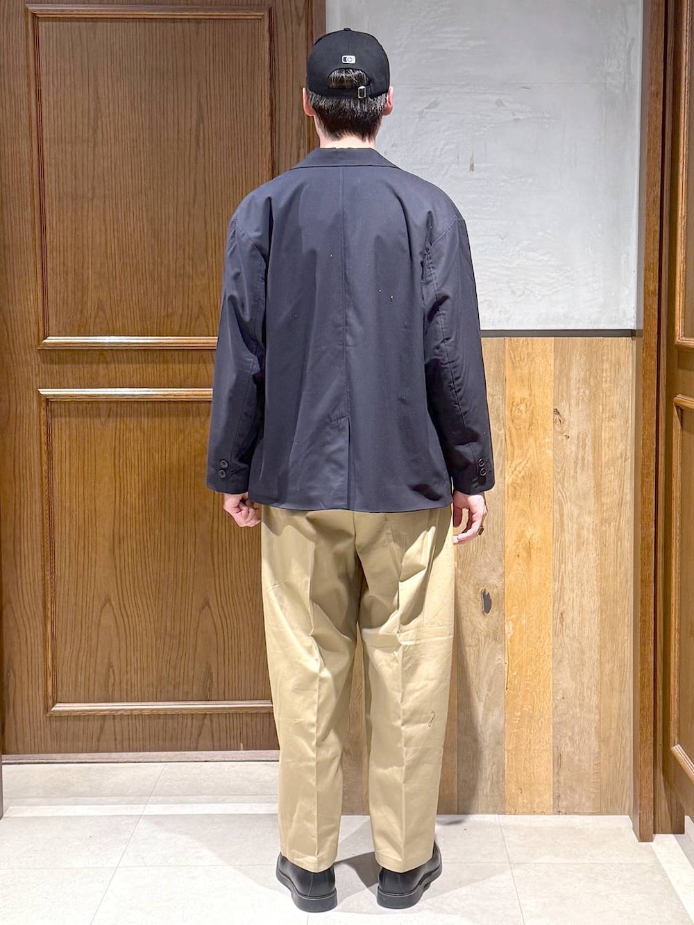 ブルー系のテーラードジャケット、ホワイト系のTシャツ/カットソー、ベージュ系のチノパンツを着用したメンズの冬コーディネートの3枚目の写真