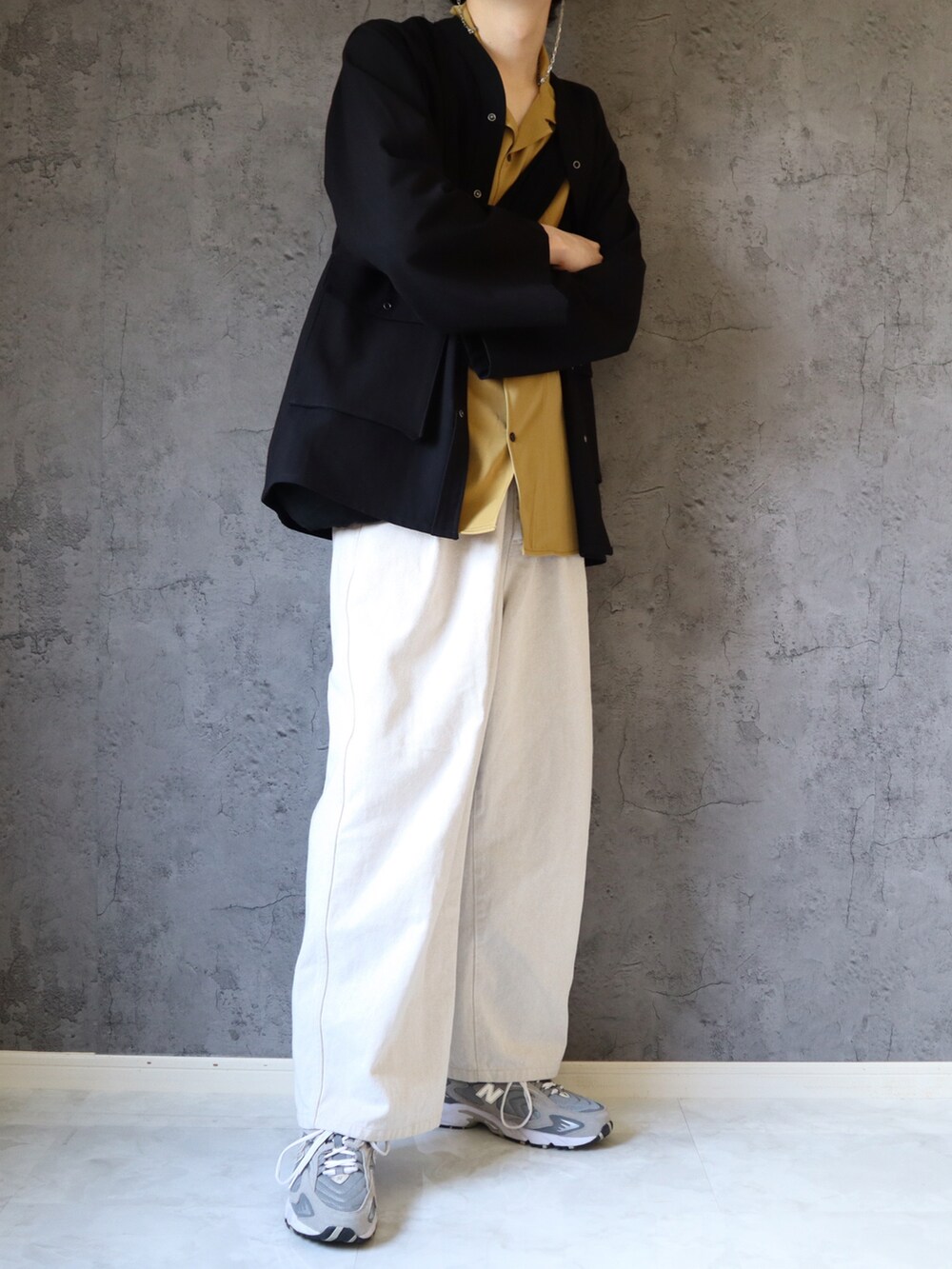 イエロー系のシャツ/ブラウス、ブラック系のカーディガン/ボレロ、ホワイト系のスラックスを着用したメンズの春コーディネートの4枚目の写真