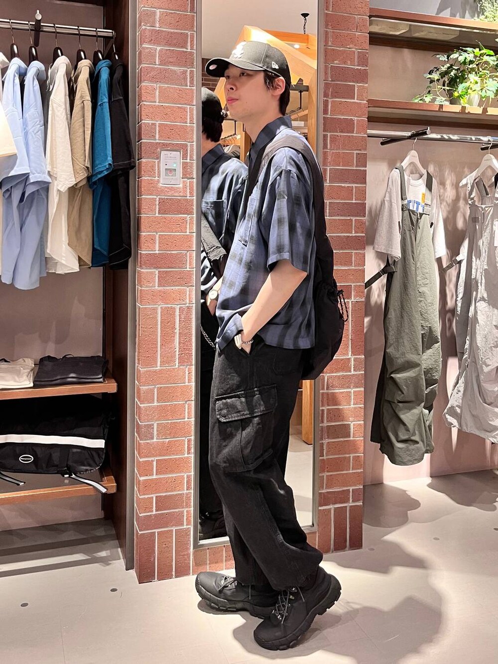 グレー系のデニムパンツ、ブラック系のショルダーバッグ、ブルー系のシャツ/ブラウスを着用したメンズの夏コーディネートの4枚目の写真