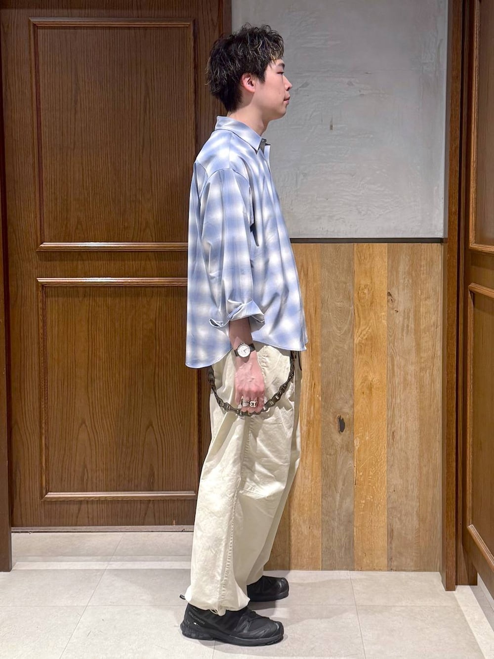 ブルー系のシャツ/ブラウス、ホワイト系のスラックスを着用したメンズの春コーディネートの5枚目の写真