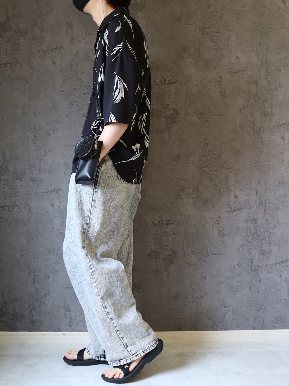 ブルー系のデニムパンツ、ブラック系のサンダル、ブラック系のシャツ/ブラウスを着用したメンズの春コーディネートの4枚目の写真