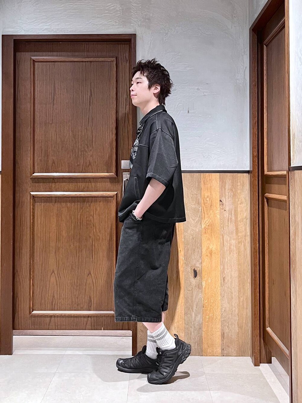 ブラック系のスニーカー、ブラック系のシャツ/ブラウス、ブラック系のその他パンツを着用したメンズの夏コーディネートの3枚目の写真