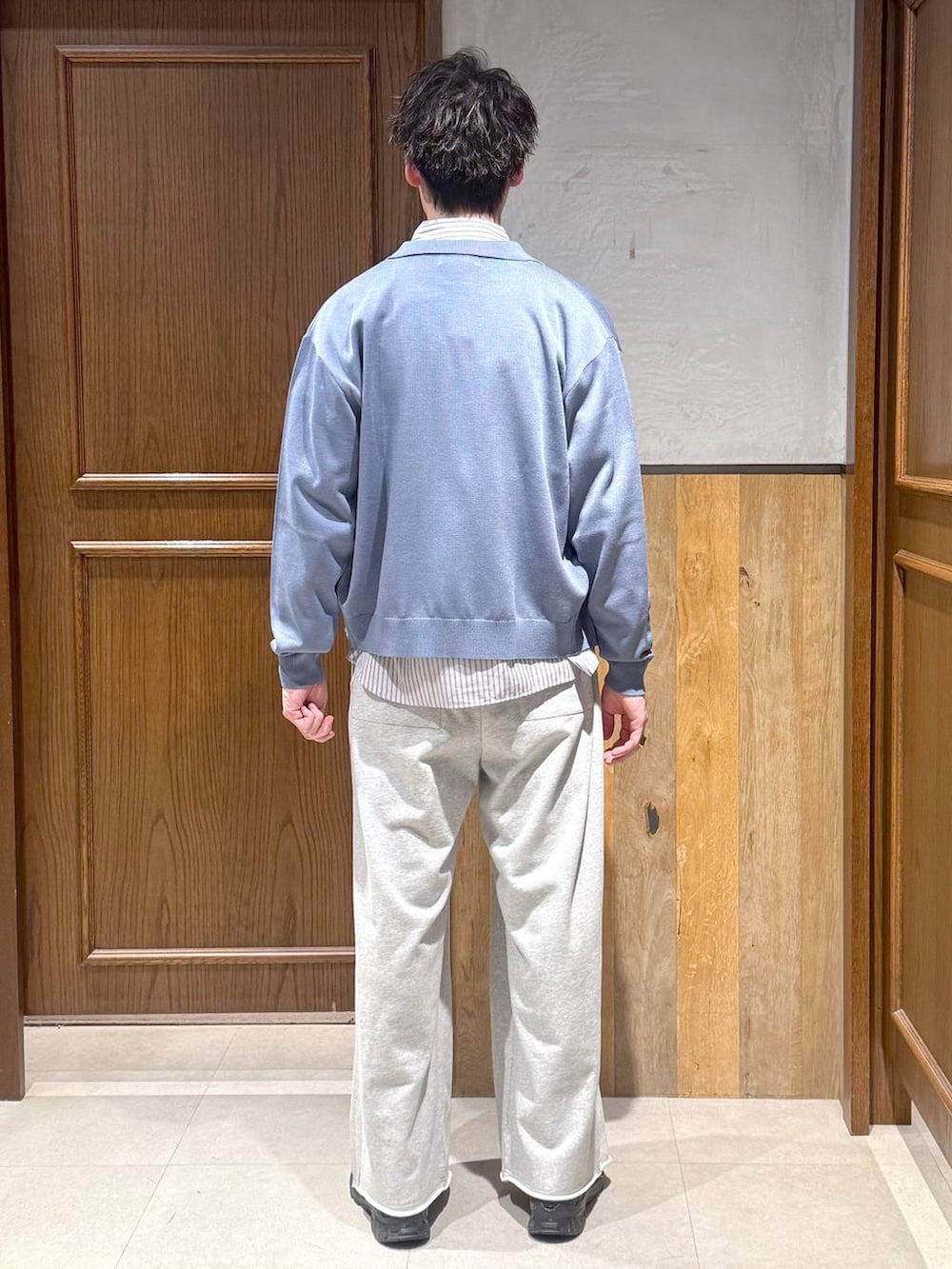 ホワイト系のシャツ/ブラウス、ブルー系のシャツ/ブラウス、グレー系のスウェットパンツを着用したメンズの春コーディネートの4枚目の写真