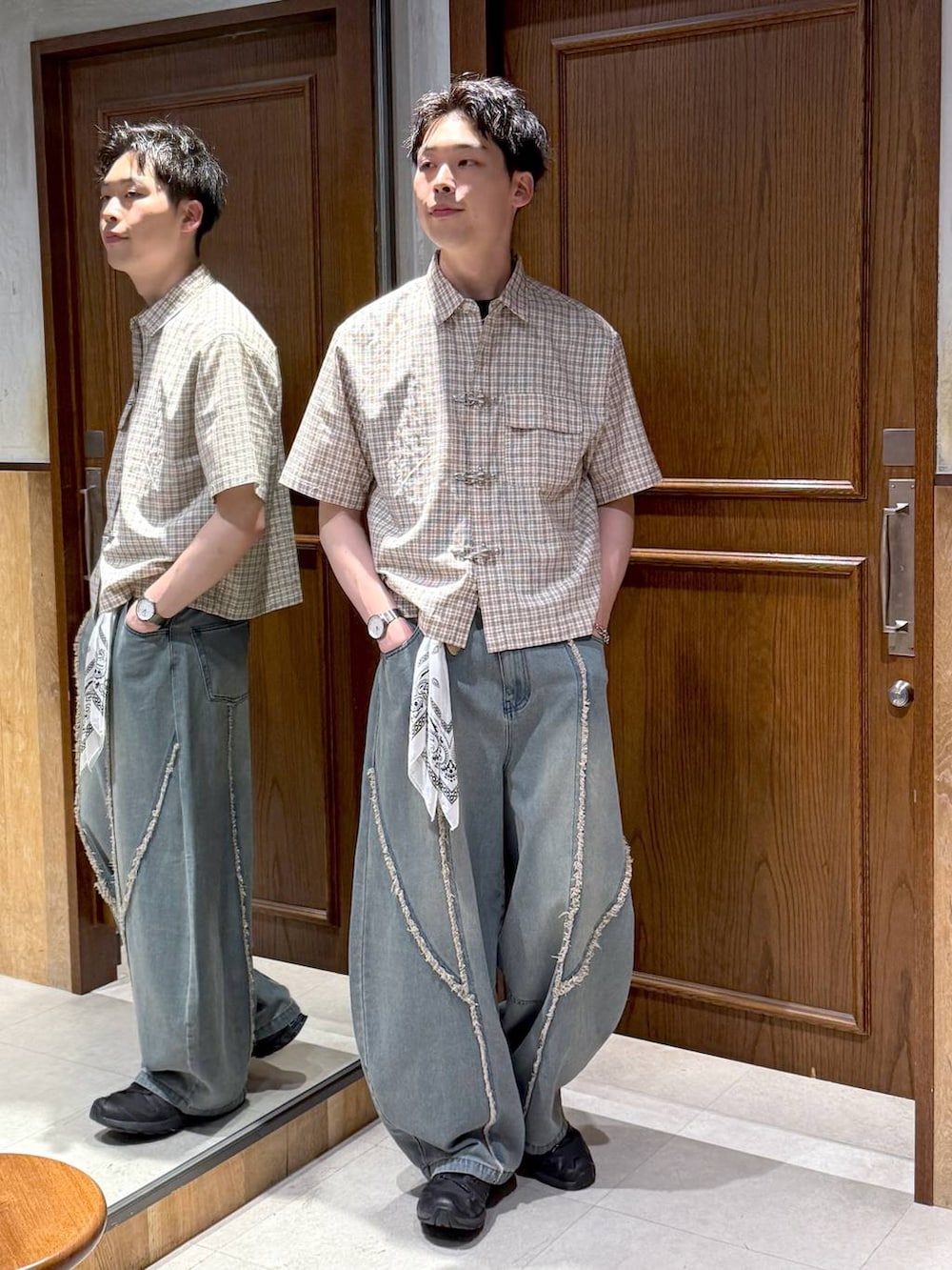 ブルー系のデニムパンツ、ベージュ系のシャツ/ブラウスを着用したメンズの夏コーディネートの3枚目の写真
