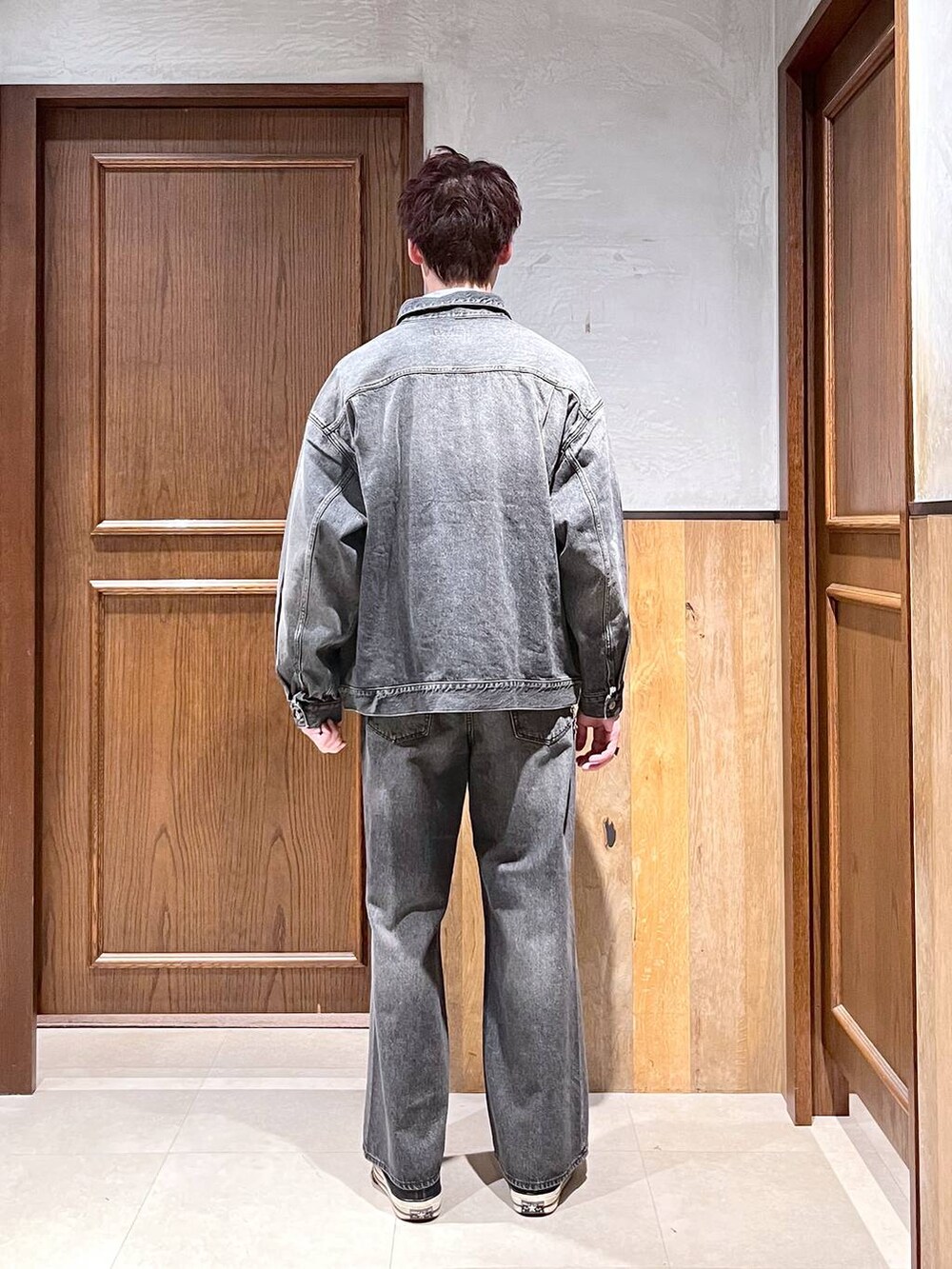 グレー系のデニムパンツ、グレー系のデニムジャケット、ブルー系のシャツ/ブラウスを着用したメンズの夏コーディネートの4枚目の写真