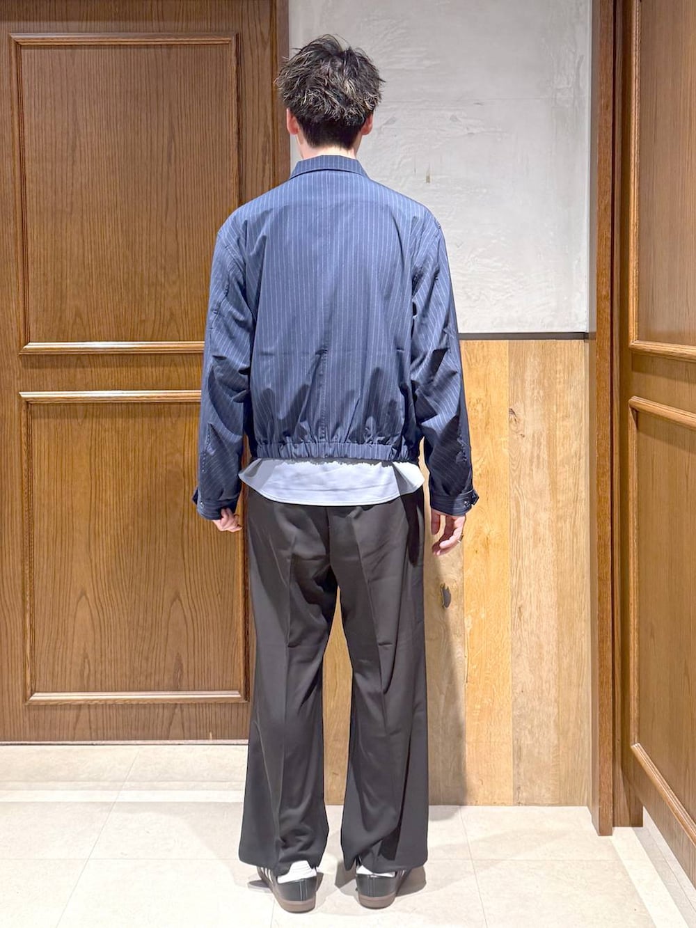 ブルー系のシャツ/ブラウス、ブラック系のスラックス、ブルー系のブルゾンを着用したメンズの春コーディネートの5枚目の写真