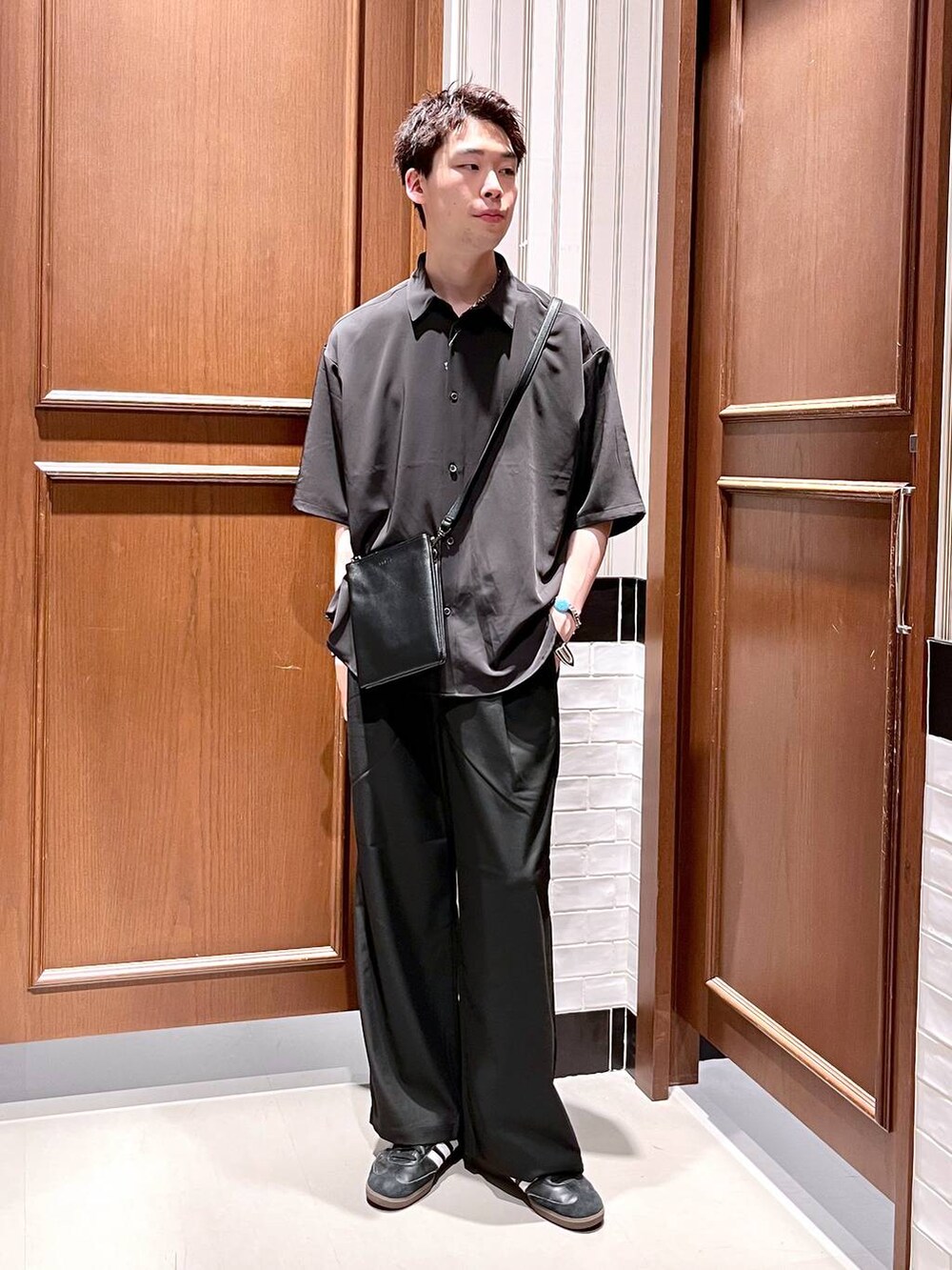 ブラック系のスラックス、ブラック系のショルダーバッグ、ブラック系のシャツ/ブラウスを着用したメンズの夏コーディネートの3枚目の写真