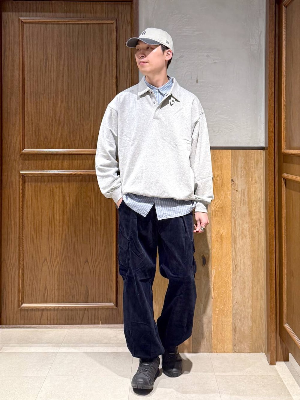 ブルー系のカーゴパンツ、ブルー系のシャツ/ブラウス、グレー系のスウェットを着用したメンズの秋コーディネートの2枚目の写真