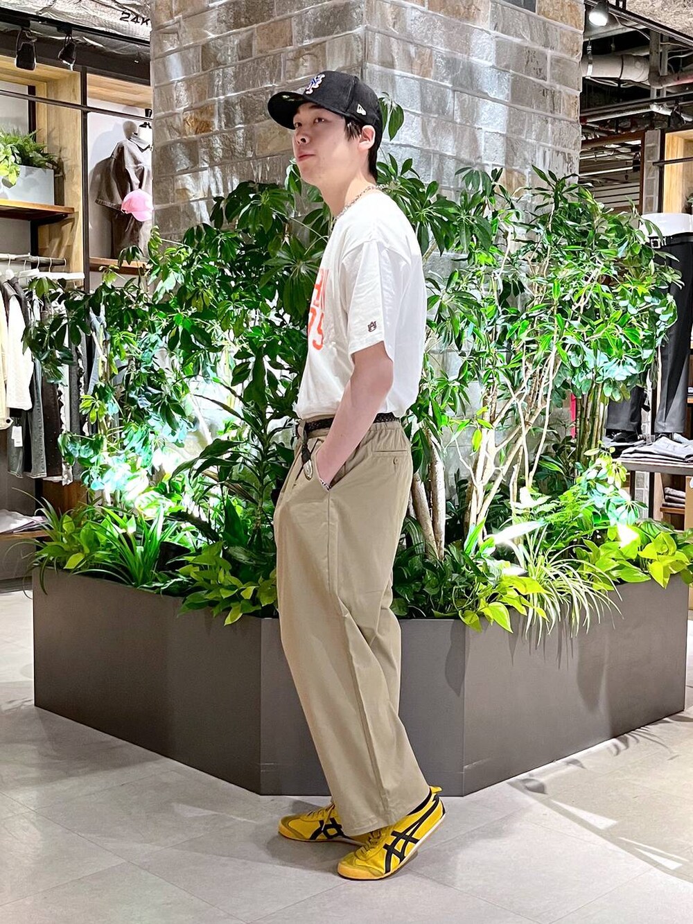 ベージュ系のチノパンツ、ホワイト系のTシャツ/カットソーを着用したメンズの春コーディネートの2枚目の写真