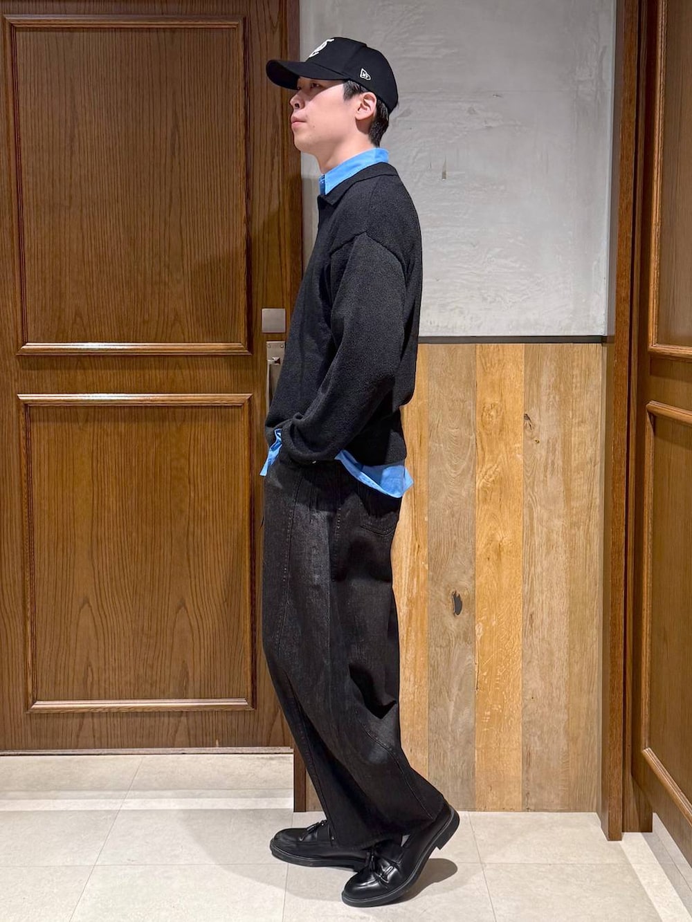 ブルー系のシャツ/ブラウス、ブラック系のデニムパンツ、ブラック系のポロシャツを着用したメンズの春コーディネートの4枚目の写真