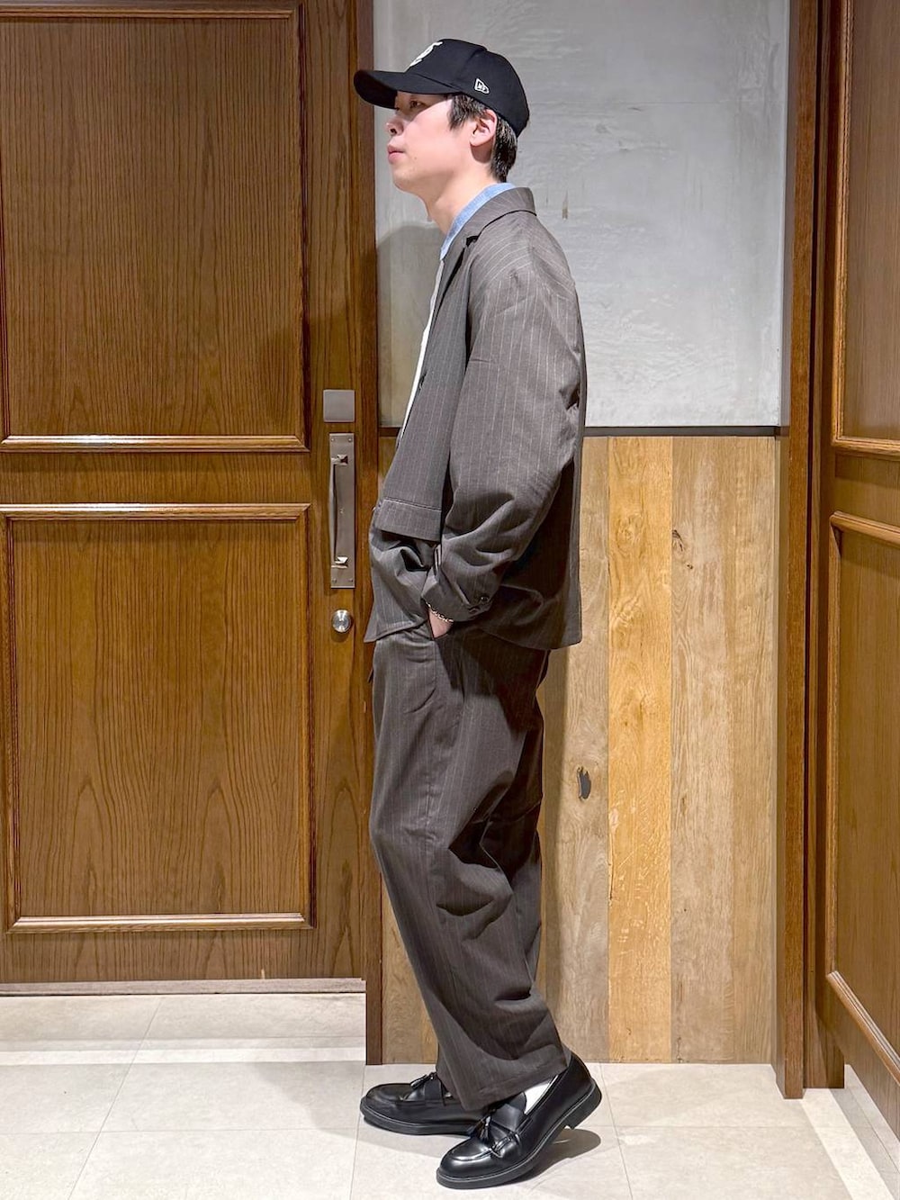 グレー系のテーラードジャケット、グレー系のニット/セーター、グレー系のスラックスを着用したメンズの冬コーディネートの3枚目の写真