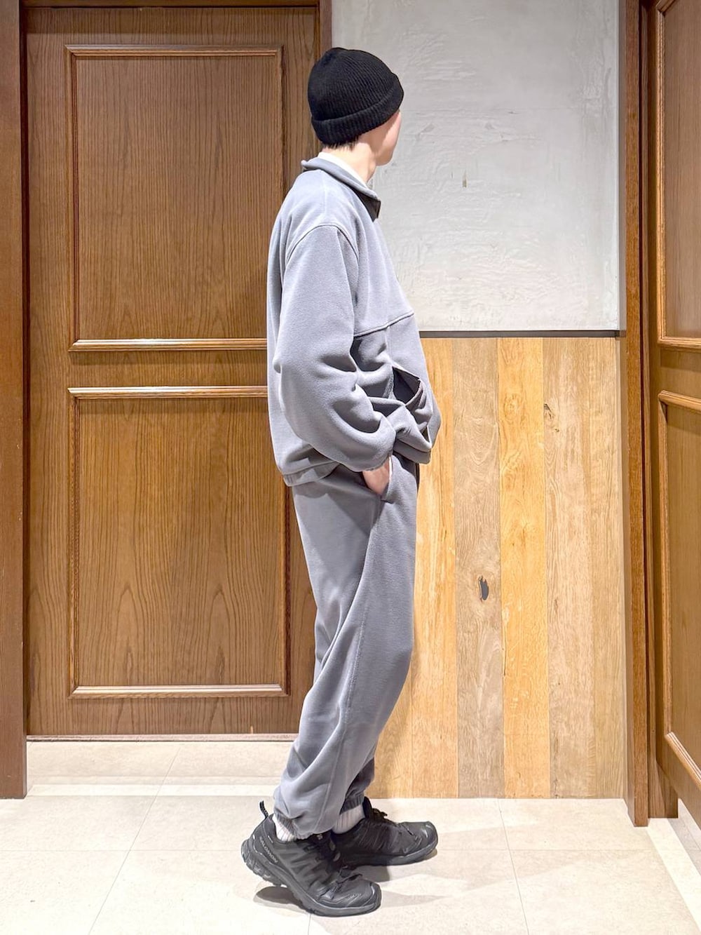 ブルー系のシャツ/ブラウス、グレー系のブルゾンを着用したメンズの秋コーディネートの3枚目の写真