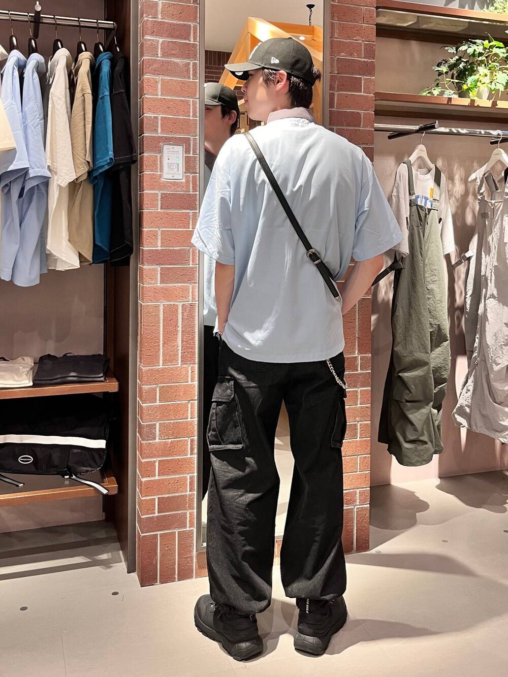 グレー系のデニムパンツ、ブルー系のシャツ/ブラウス、ブラック系のショルダーバッグを着用したメンズの夏コーディネートの4枚目の写真