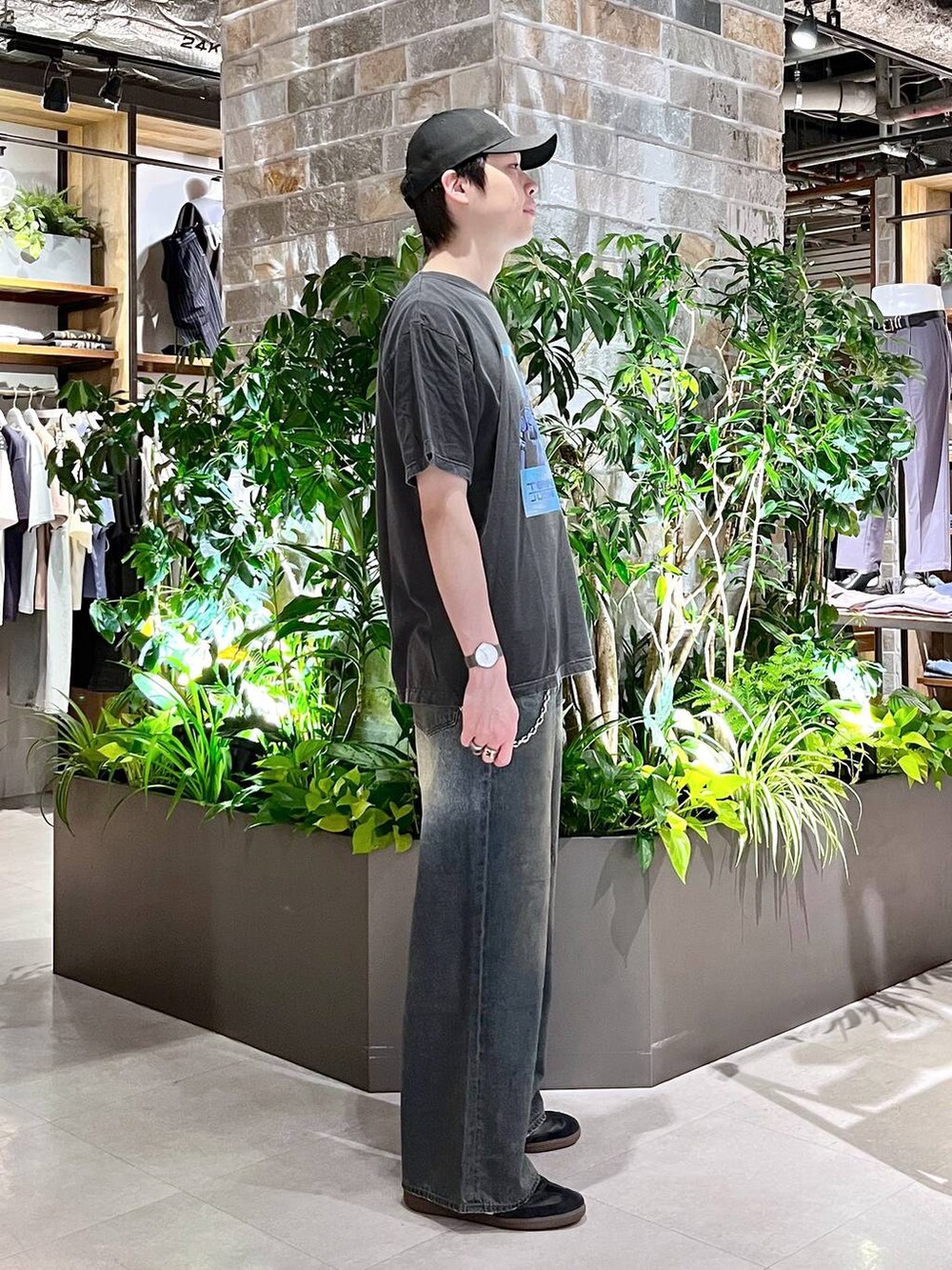ブルー系のデニムパンツ、グレー系のTシャツ/カットソー、その他のウォレットチェーンを着用したメンズの夏コーディネートの5枚目の写真