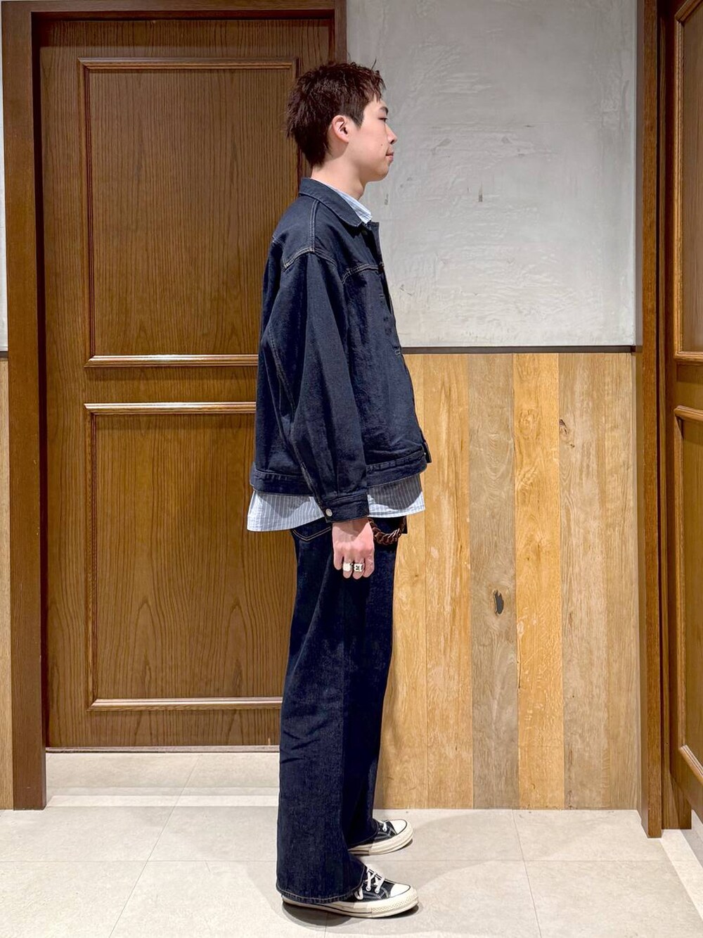 ブルー系のデニムパンツ、ブルー系のデニムジャケット、ブルー系のシャツ/ブラウスを着用したメンズの秋コーディネートの6枚目の写真