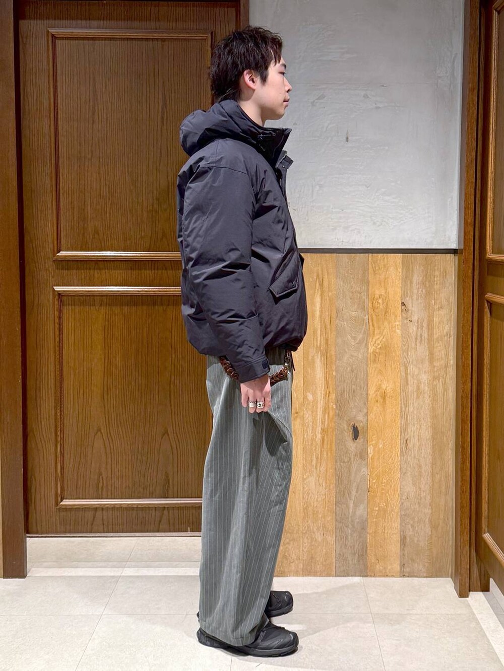 ブルー系のダウンジャケット/コート、その他のスウェット、グレー系のスラックスを着用したメンズの冬コーディネートの6枚目の写真