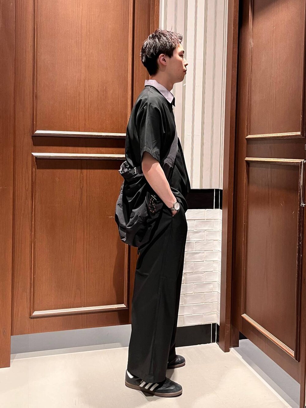 ブラック系のスラックス、ブラック系のショルダーバッグ、ブラック系のシャツ/ブラウスを着用したメンズの夏コーディネートの3枚目の写真