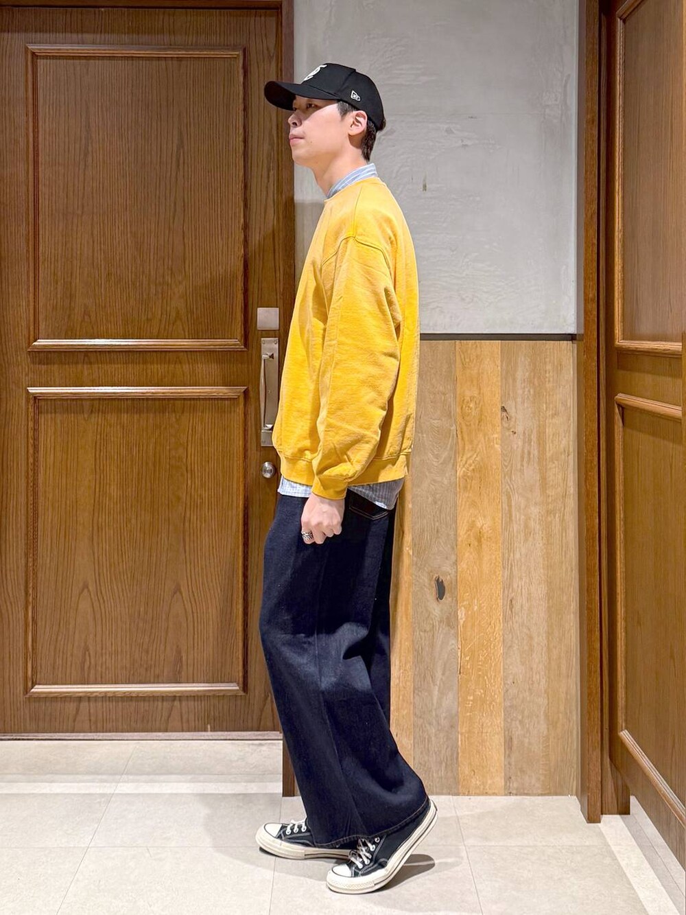 ブルー系のデニムパンツ、ブルー系のシャツ/ブラウス、イエロー系のスウェットを着用したメンズの秋コーディネートの4枚目の写真