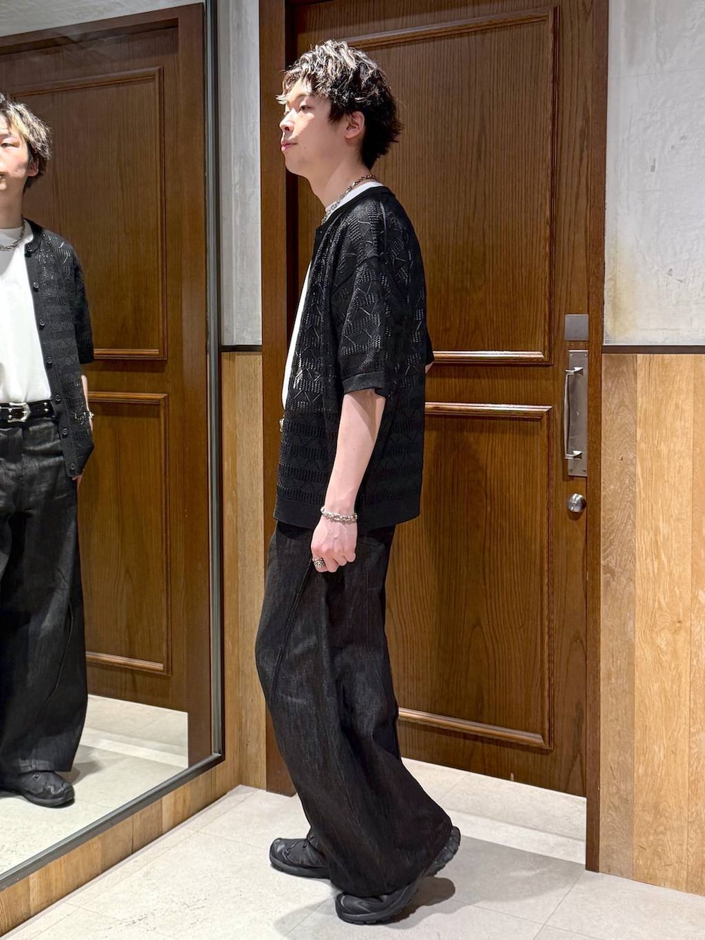 ホワイト系のTシャツ/カットソー、ブラック系のデニムパンツ、ブラック系のカーディガン/ボレロを着用したメンズの春コーディネートの3枚目の写真
