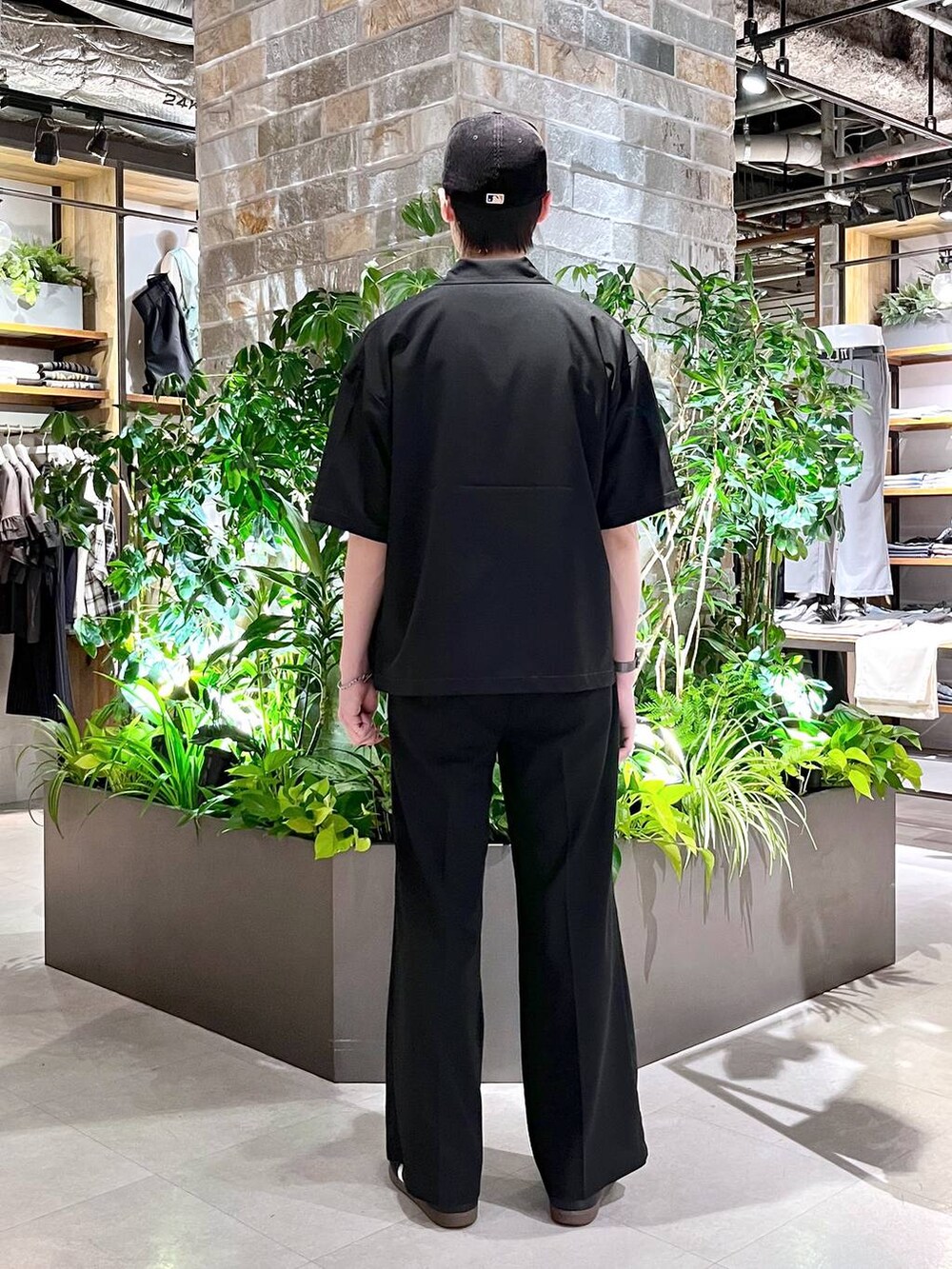 ホワイト系のTシャツ/カットソー、ブラック系のシャツ/ブラウス、ブラック系のスラックスを着用したメンズの春コーディネートの5枚目の写真