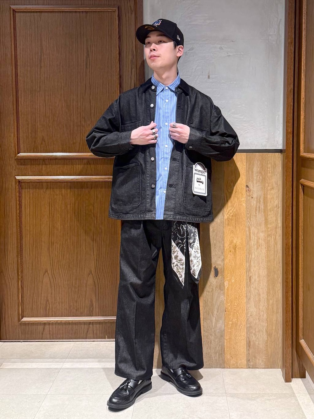 ブラック系のブルゾン、ブラック系のスラックス、ブラック系のバンダナ/スカーフを着用したメンズの冬コーディネートの6枚目の写真