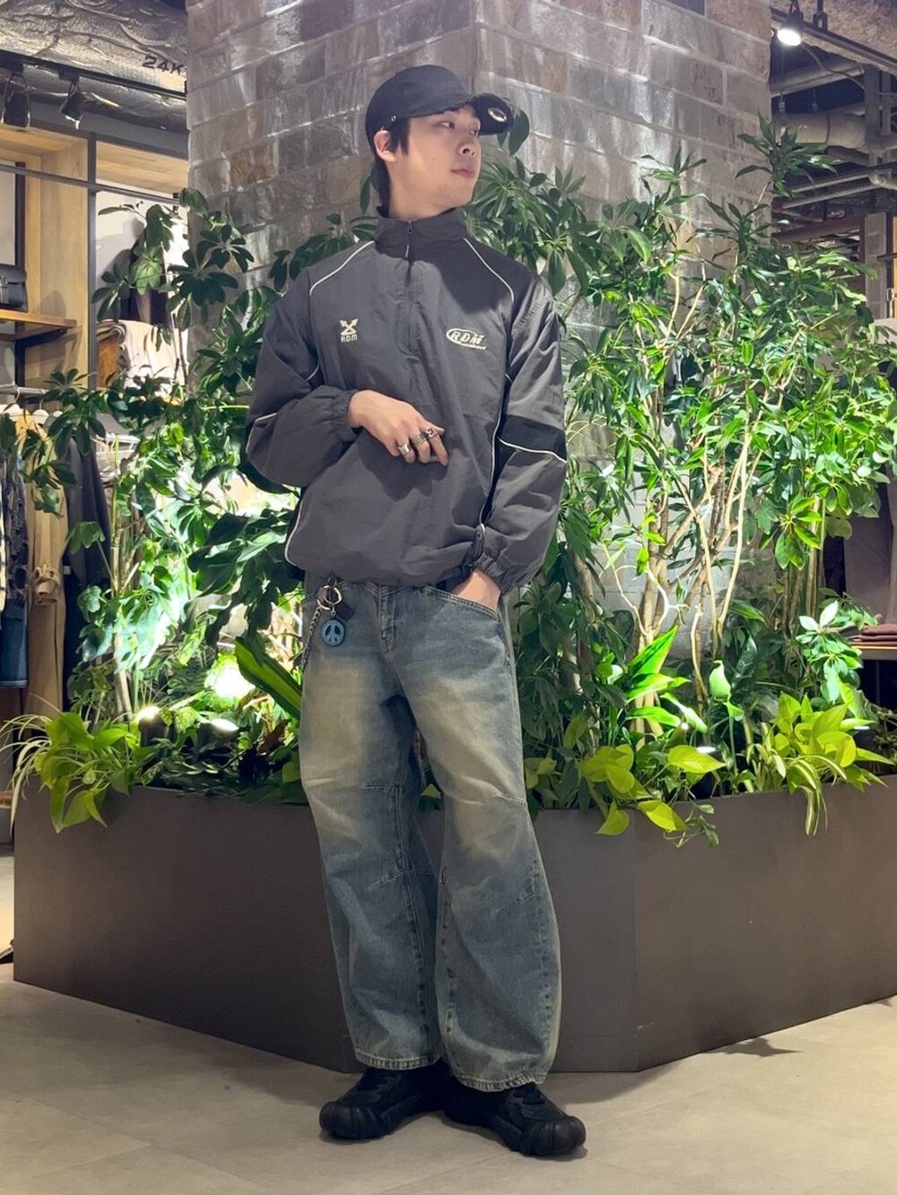 ブルー系のデニムパンツ、グレー系のスウェットを着用したメンズの秋コーディネートの6枚目の写真