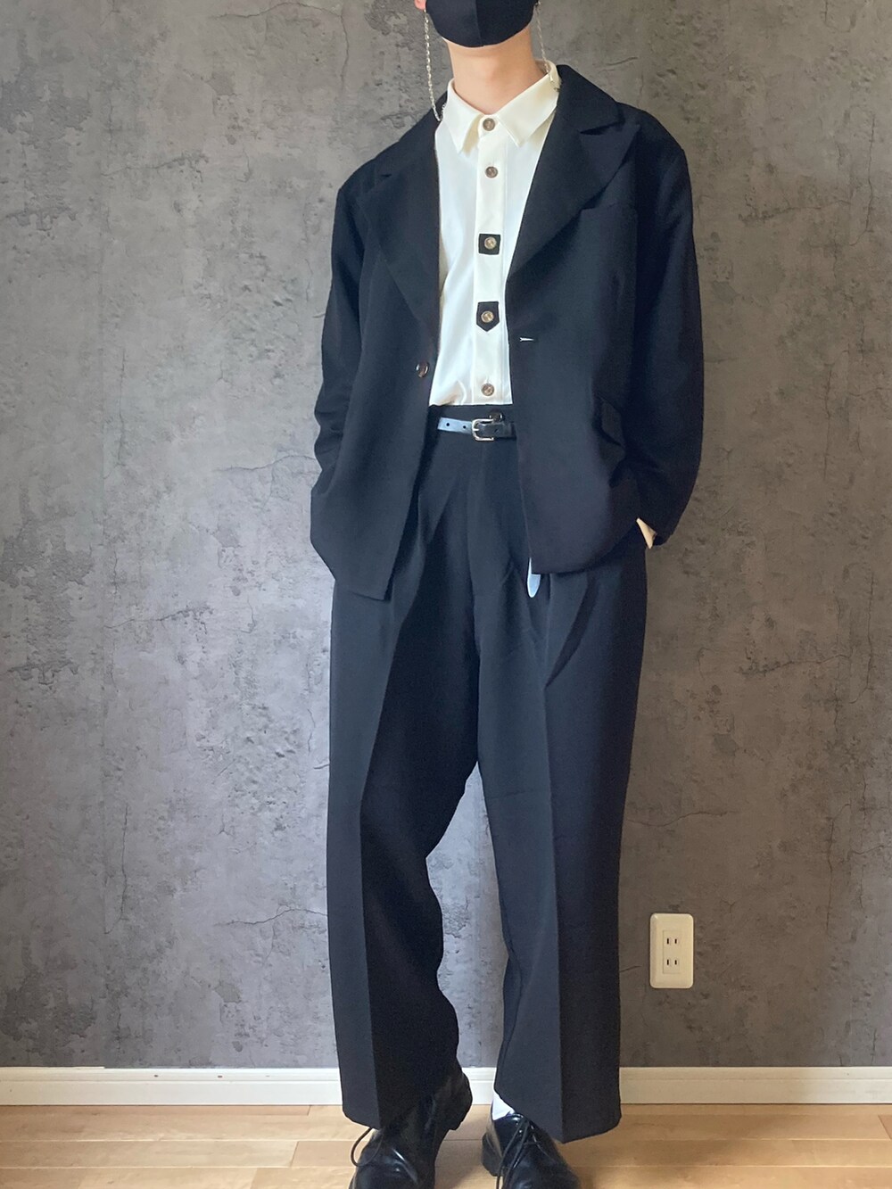 ブラック系のテーラードジャケット、ホワイト系のシャツ/ブラウス、ブラック系のその他パンツを着用したメンズの冬コーディネートの2枚目の写真