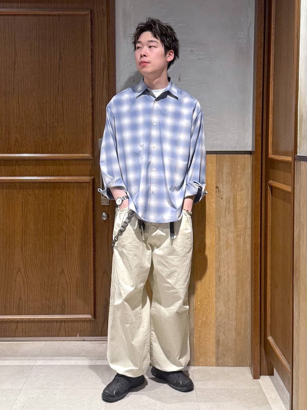 ブルー系のシャツ/ブラウス、ホワイト系のスラックスを着用したメンズの春コーディネートの2枚目の写真