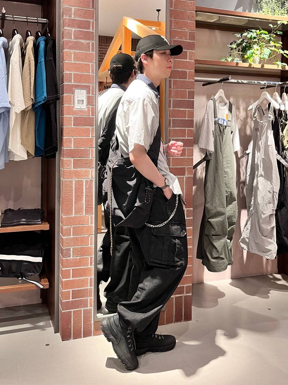 グレー系のデニムパンツ、ブラック系のショルダーバッグ、グレー系のシャツ/ブラウスを着用したメンズの夏コーディネートの3枚目の写真