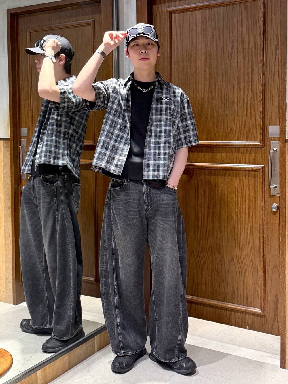 グレー系のデニムパンツ、ブラック系のシャツ/ブラウス、ブラック系のTシャツ/カットソーを着用したメンズの春コーディネートの2枚目の写真