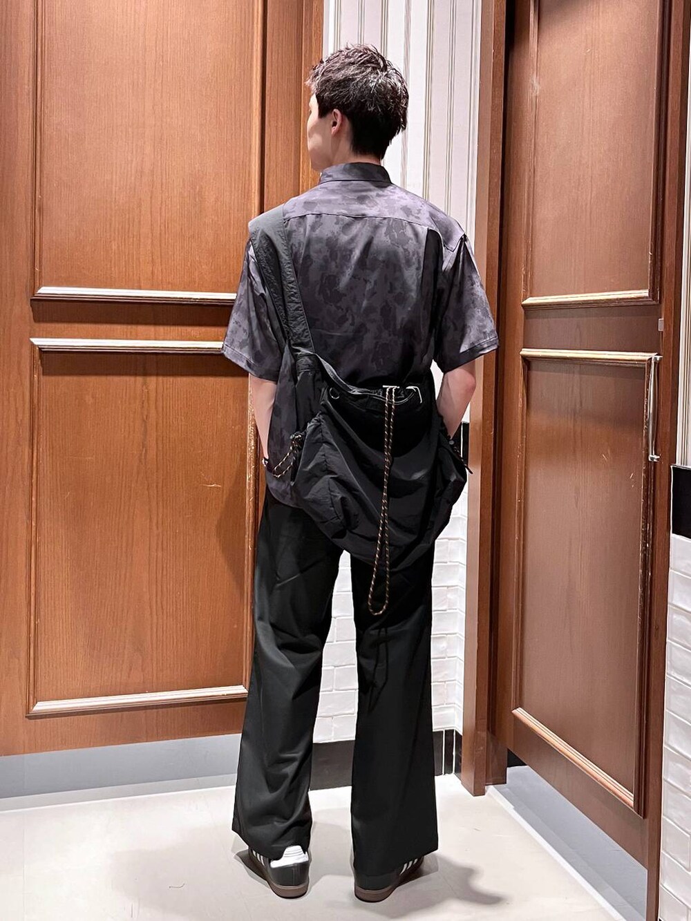 ブラック系のスラックス、ブラック系のシャツ/ブラウス、ブラック系のショルダーバッグを着用したメンズの夏コーディネートの4枚目の写真