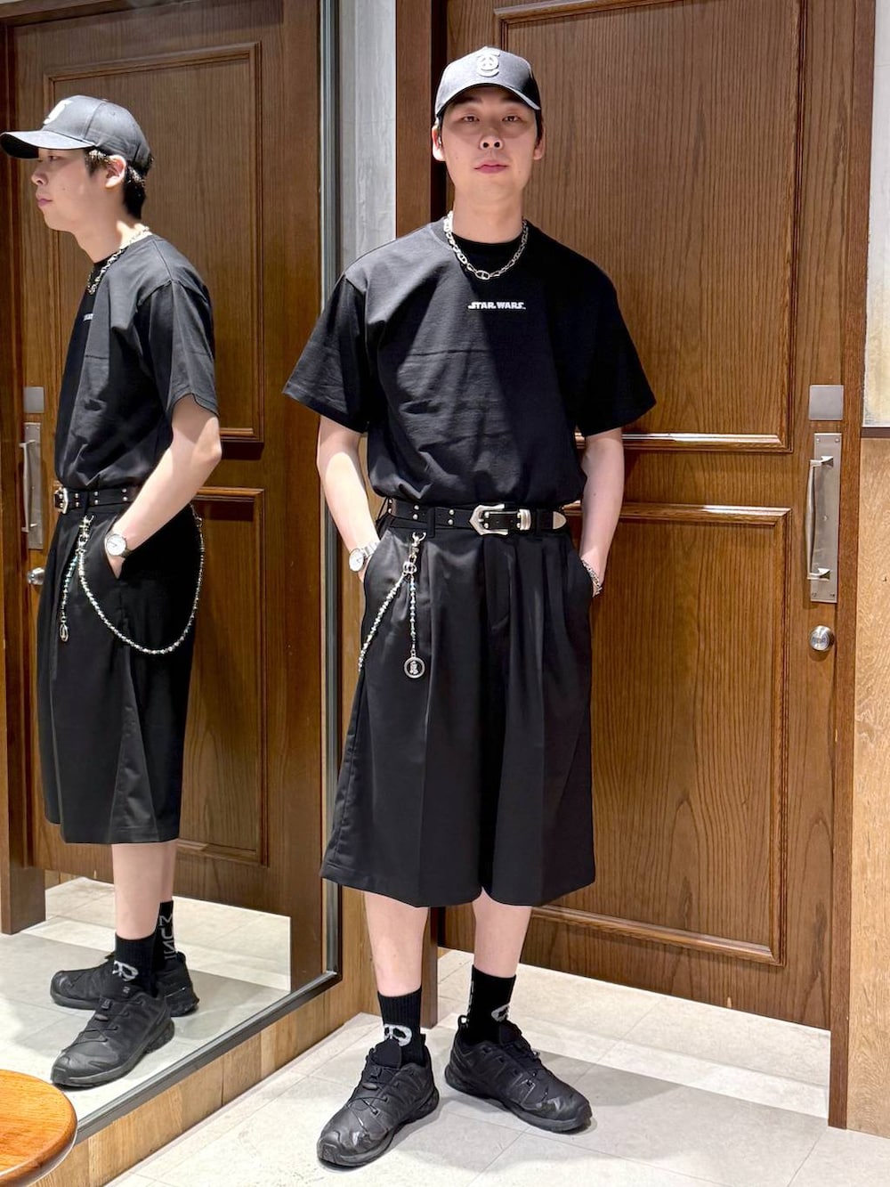 ブラック系のスラックス、ブラック系のTシャツ/カットソーを着用したメンズの春コーディネートの5枚目の写真