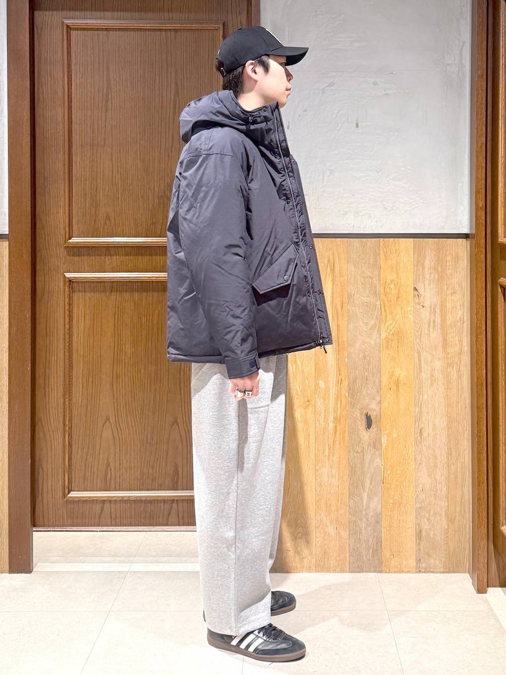 ブルー系のダウンジャケット/コート、ブルー系のシャツ/ブラウス、グレー系のスウェットを着用したメンズの冬コーディネートの6枚目の写真