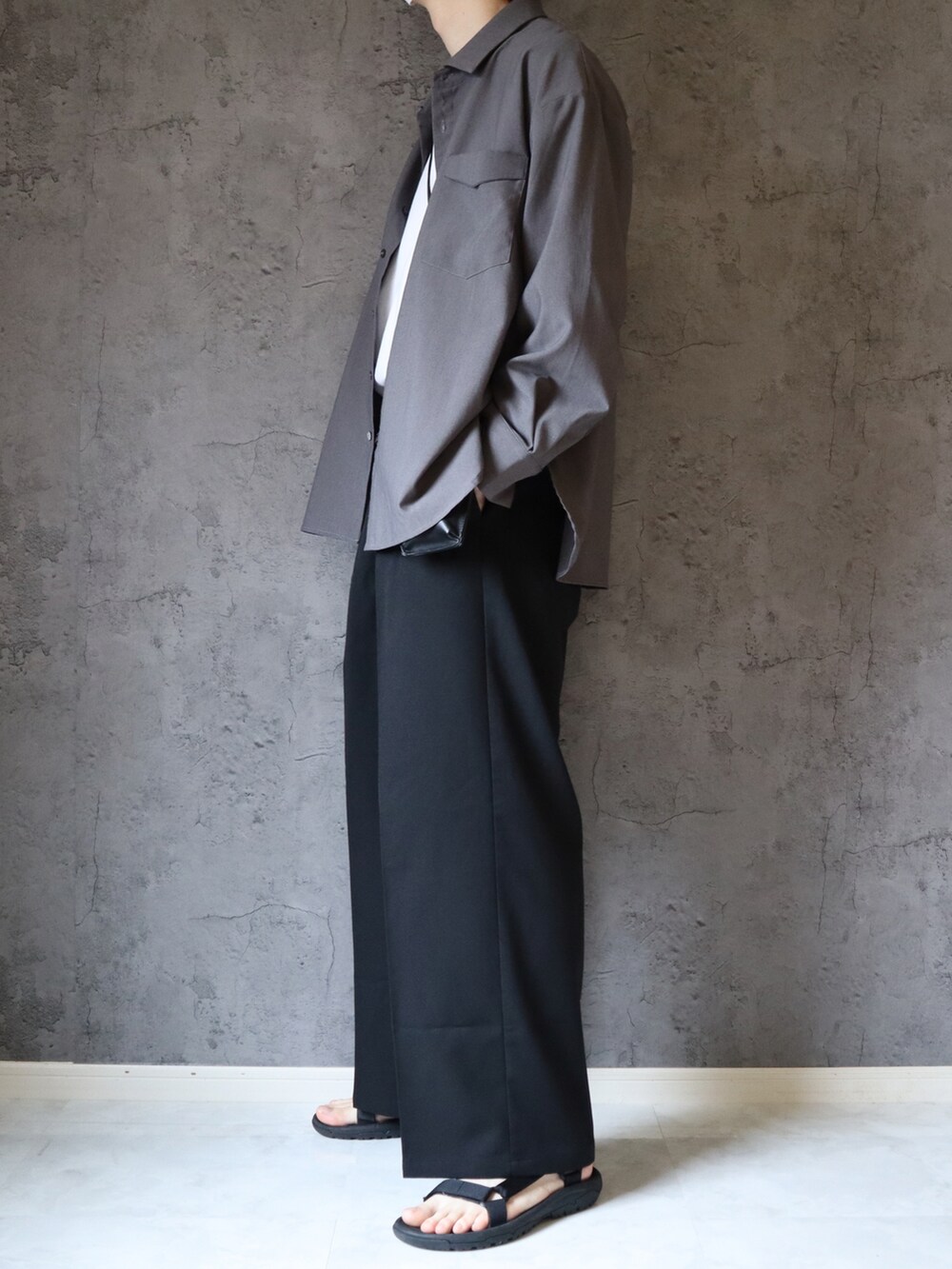 グレー系のシャツ/ブラウス、ホワイト系のTシャツ/カットソー、ブラック系のスラックスを着用したメンズの夏コーディネートの3枚目の写真