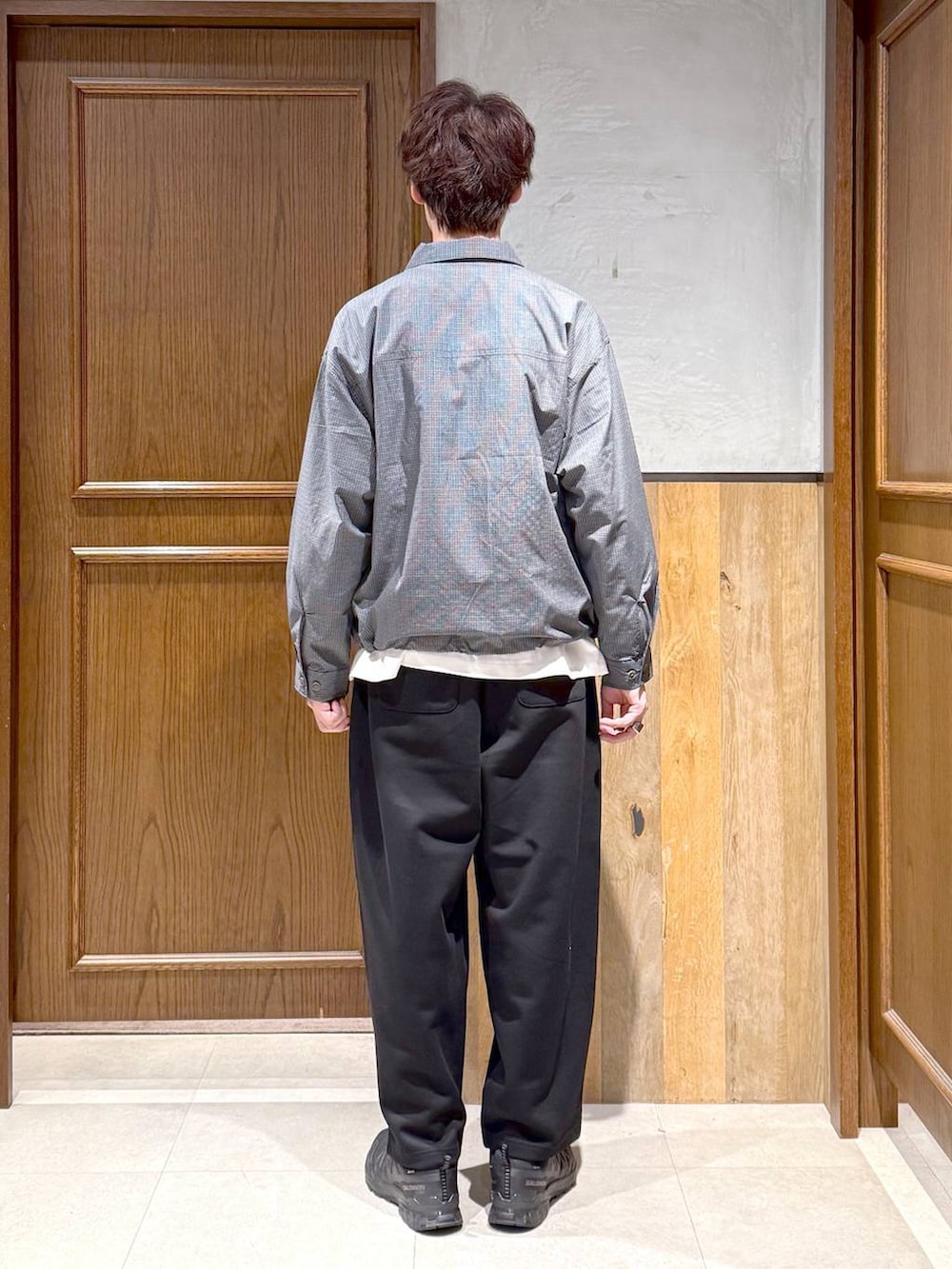 グレー系のシャツ/ブラウス、ホワイト系のTシャツ/カットソー、ブラック系のスウェットパンツを着用したメンズの秋コーディネートの4枚目の写真