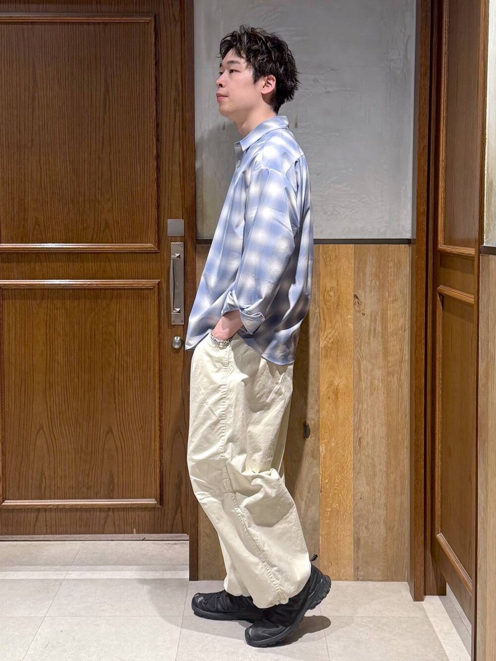 ブルー系のシャツ/ブラウス、ホワイト系のスラックスを着用したメンズの春コーディネートの3枚目の写真