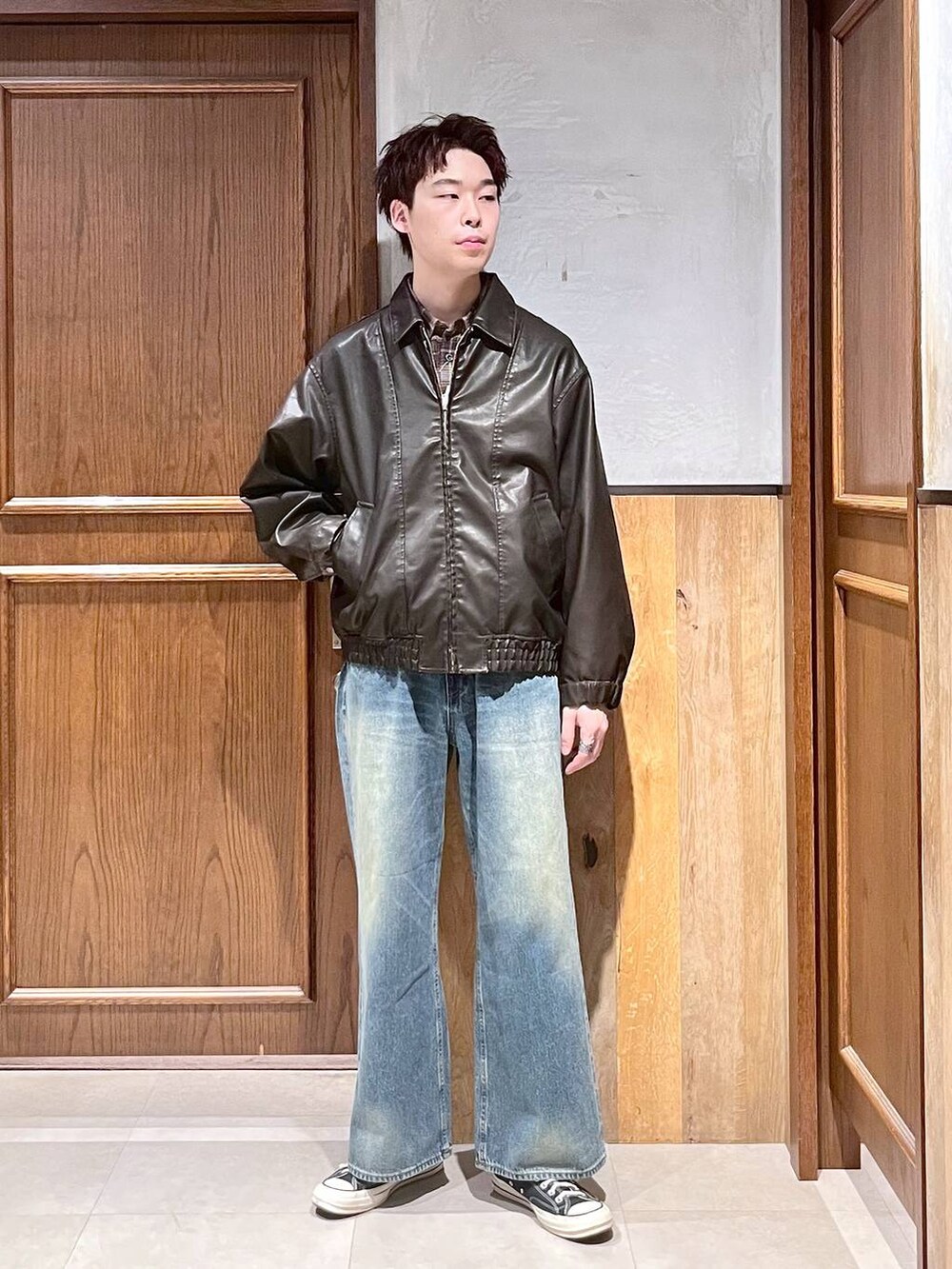 ブラウン系のシャツ/ブラウス、ブルー系のデニムパンツ、ブラウン系のブルゾンを着用したメンズの秋コーディネートの2枚目の写真