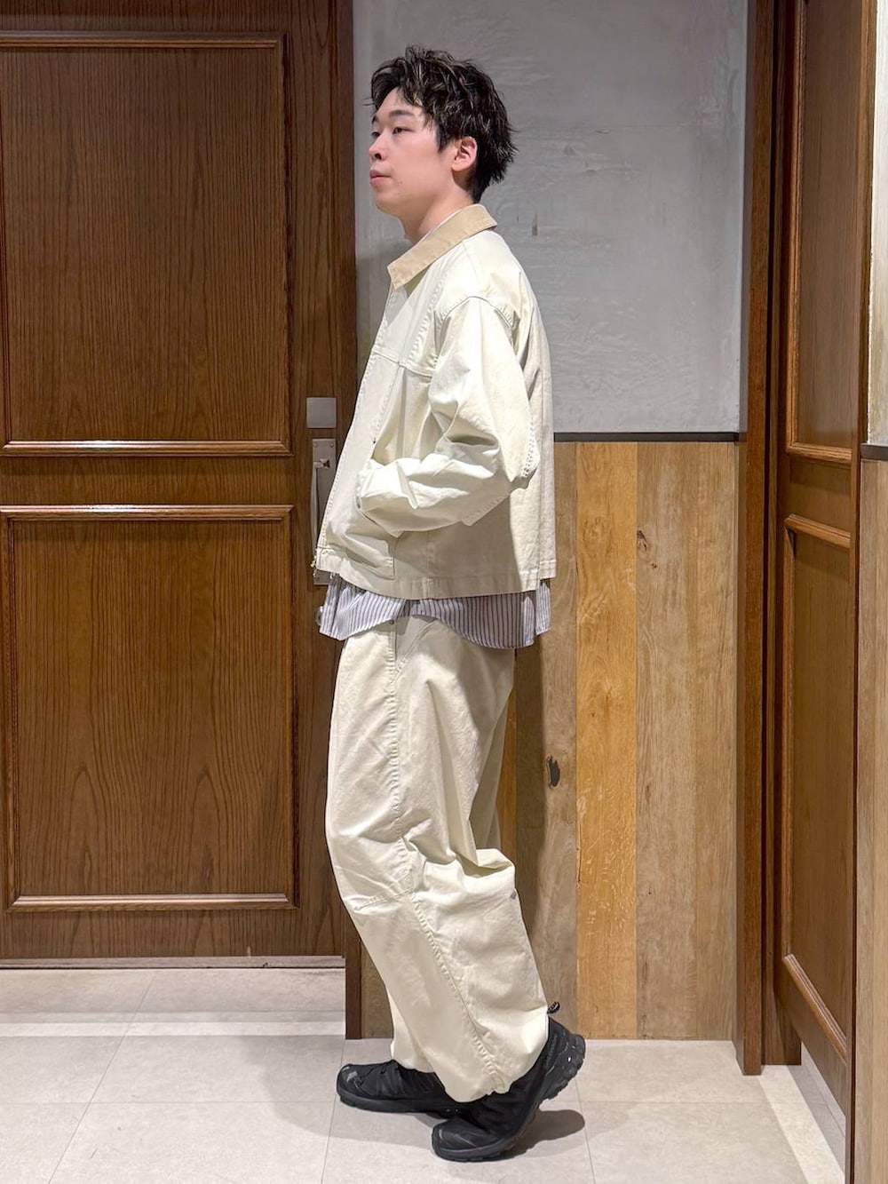 ホワイト系のスラックス、ホワイト系のブルゾン、ホワイト系のシャツ/ブラウスを着用したメンズの春コーディネートの3枚目の写真