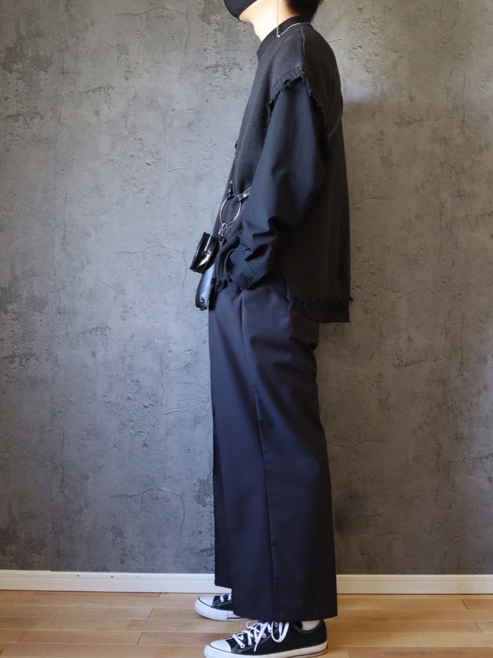 グレー系のベスト、グレー系のその他パンツ、ブラック系のショルダーバッグを着用したメンズの春コーディネートの3枚目の写真