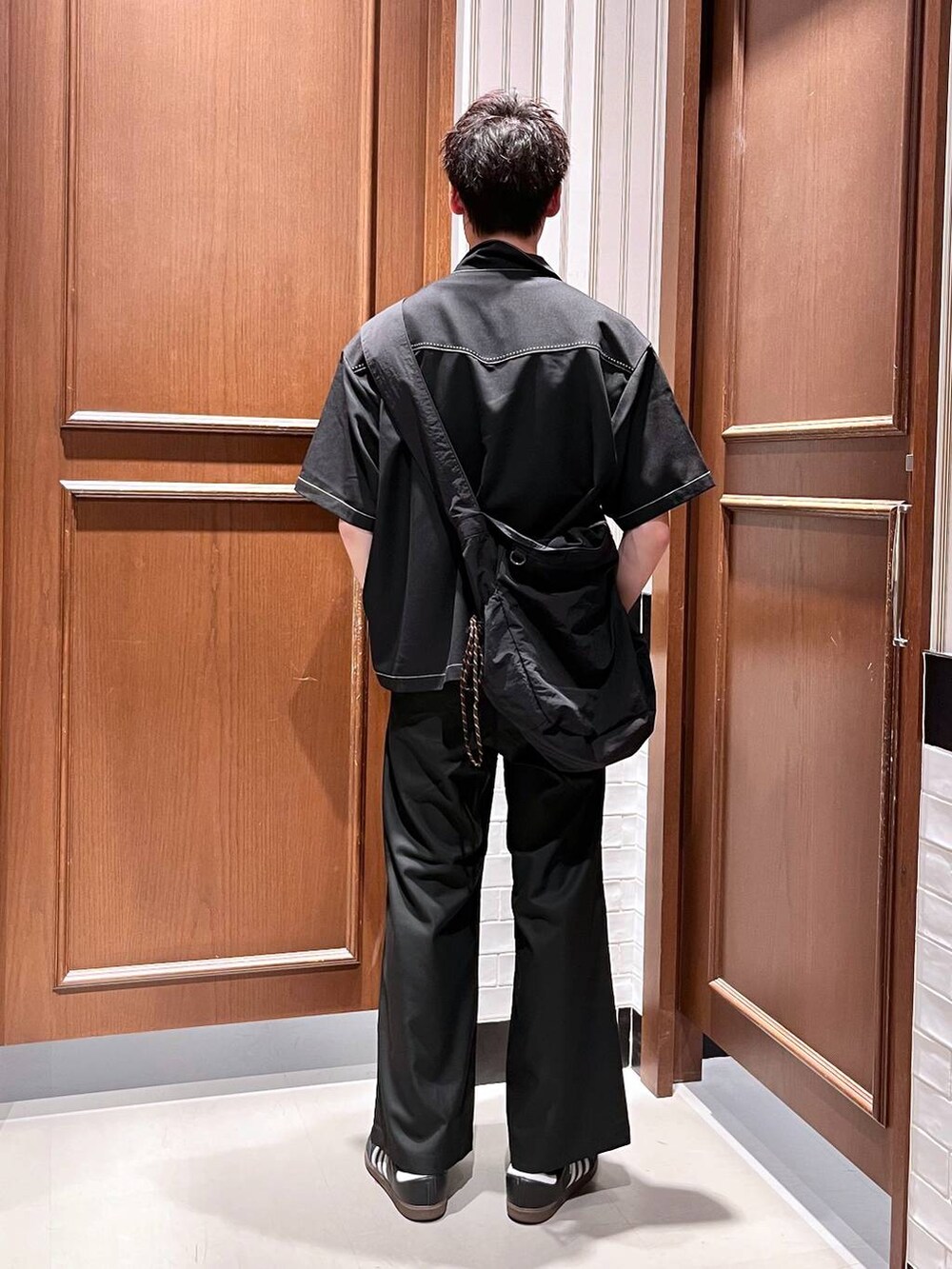 ブラック系のスラックス、ブラック系のショルダーバッグ、ブラック系のシャツ/ブラウスを着用したメンズの夏コーディネートの4枚目の写真