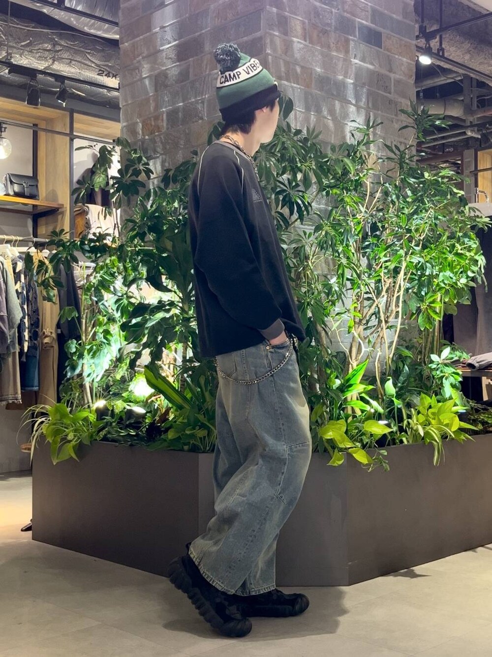 ブルー系のデニムパンツ、ブラック系のスウェット、ブラック系のニットキャップ/ビーニーを着用したメンズの秋コーディネートの5枚目の写真